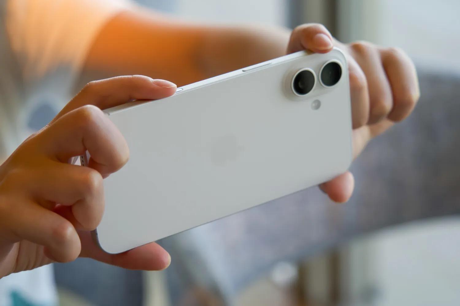 iPhone 16が値下げ。iPhone 17が登場した今、旧モデルを買うのは