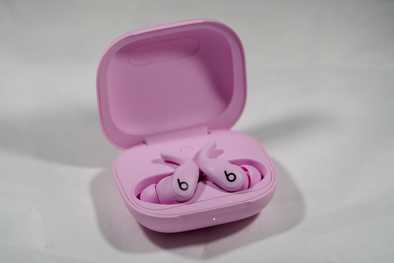 Beats、新型ワイヤレスイヤフォン「Powerbeats Fit」を発表