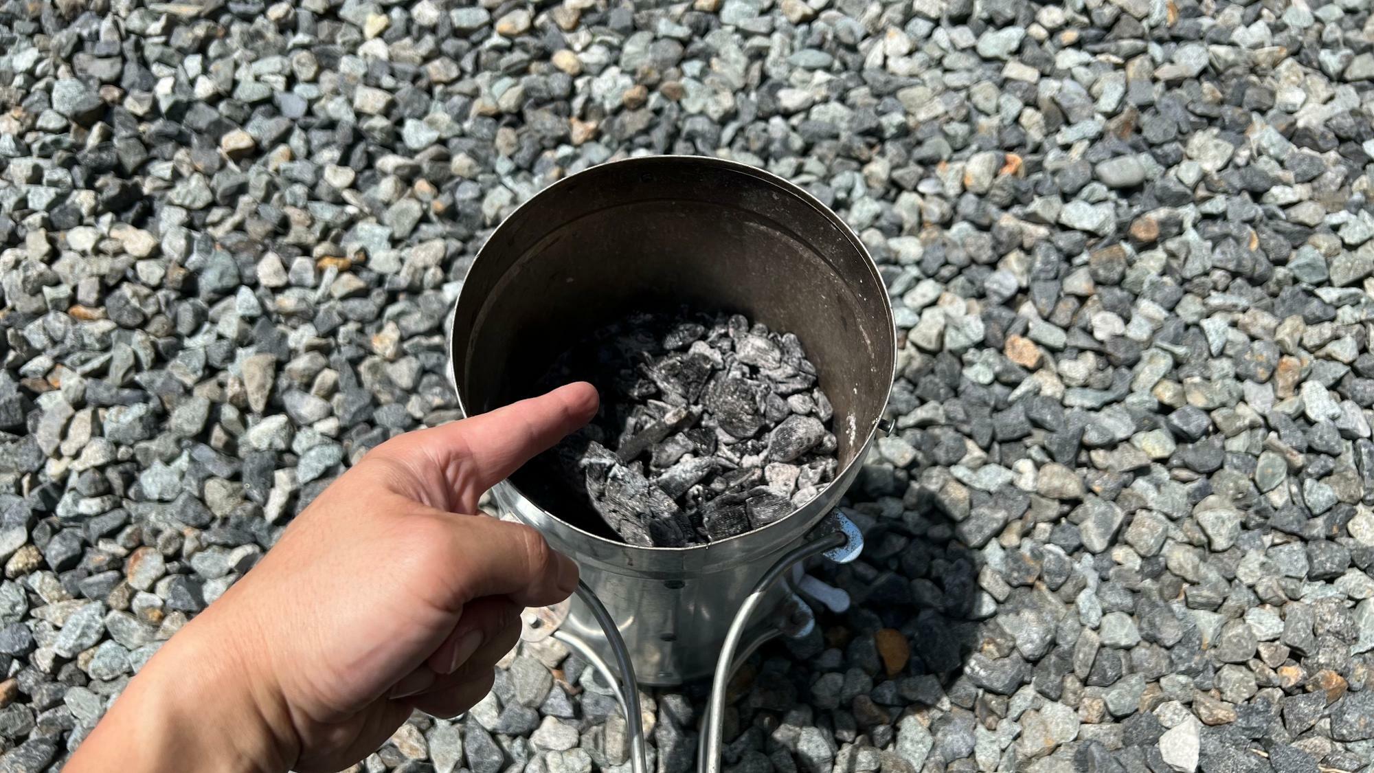 炭は火消壷で完全消火、次回の焚き火でも活用できます。