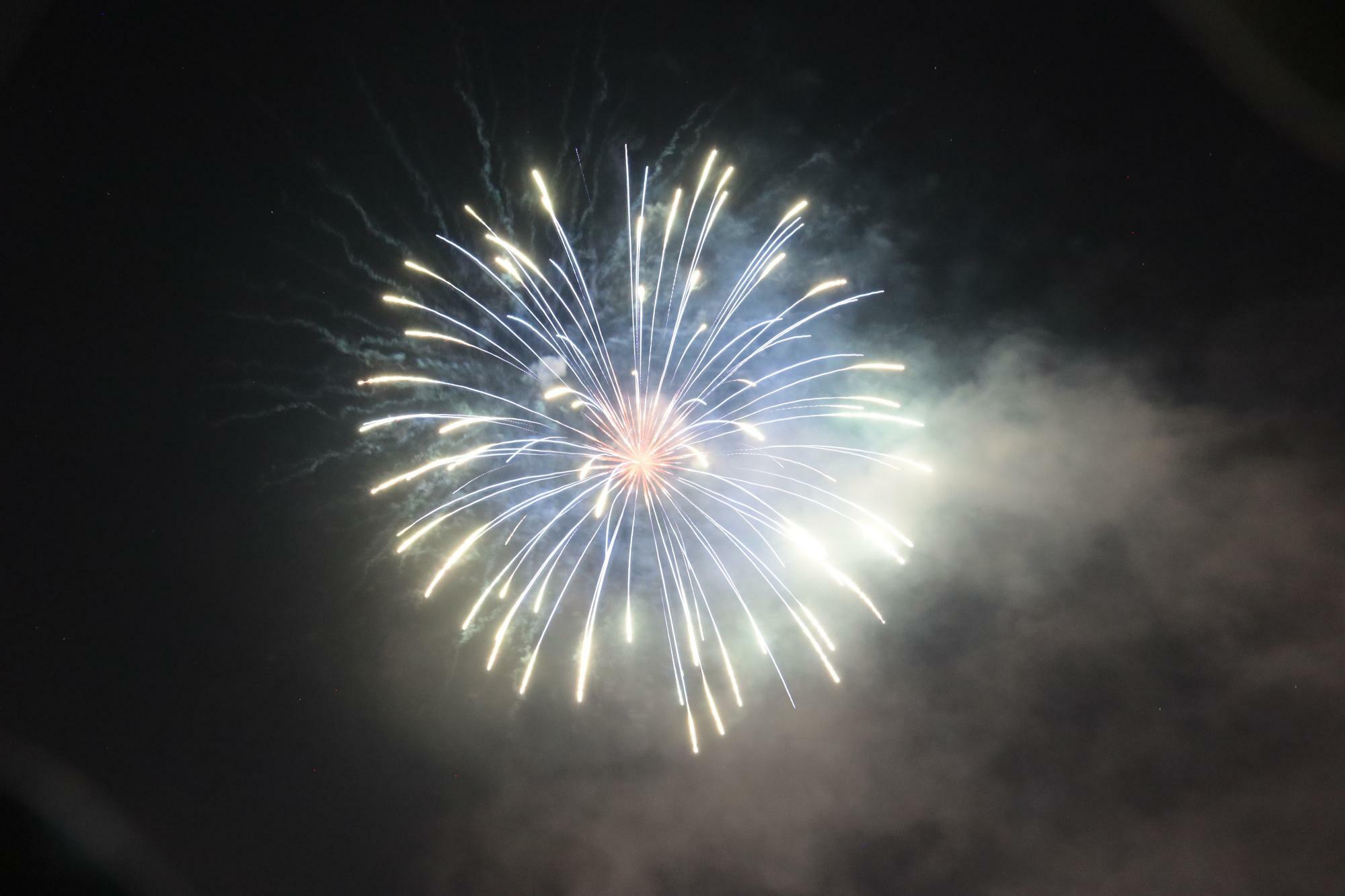 目の前で上がる花火はド迫力です