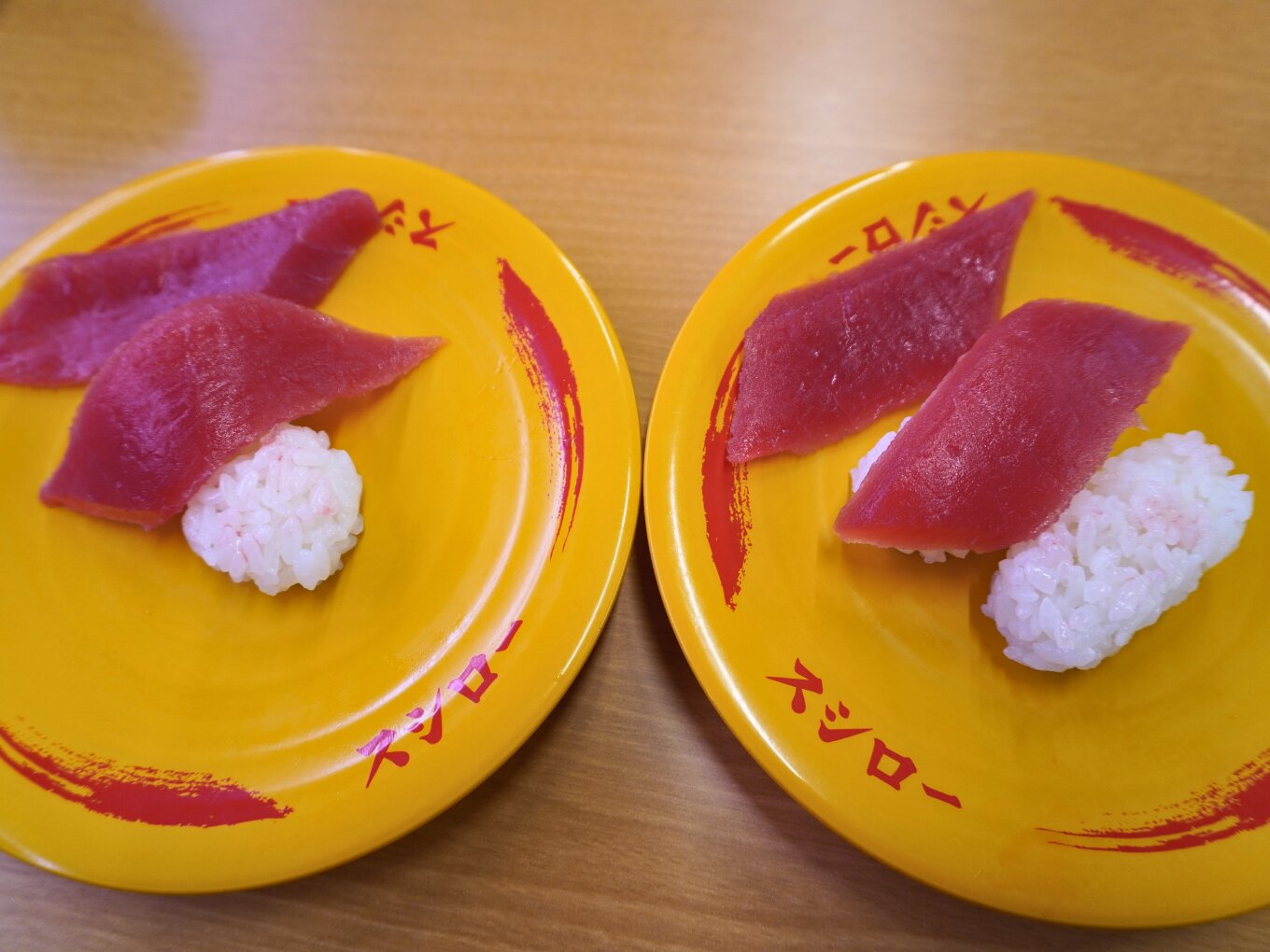 お子さんでもお寿司をたくさん食べられるようにシャリを小さくして欲しいという声に対応した商品「まぐろ（ミニシャリ）」（左）と「まぐろ」（右）（各130円税込）