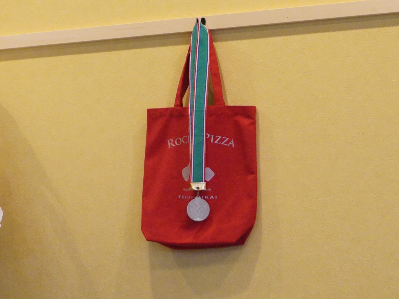 店内に飾られている、ナポリピッツァ職人世界選手権日本大会（カプートカップ）のメダル