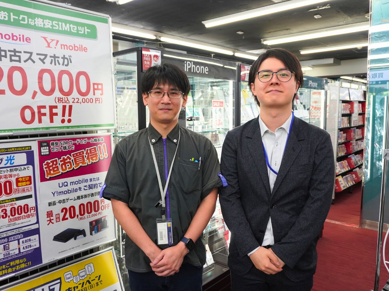 ゲオ竹ノ塚西店の小張店長（左）、モバイルラウンダーの渡辺さん（右）