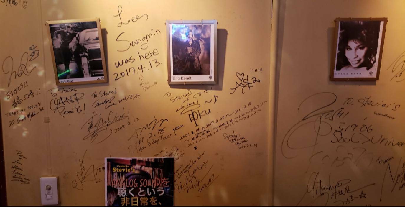 WunderBar Stevie'sに訪れた有名アーティストや著名人のサイン