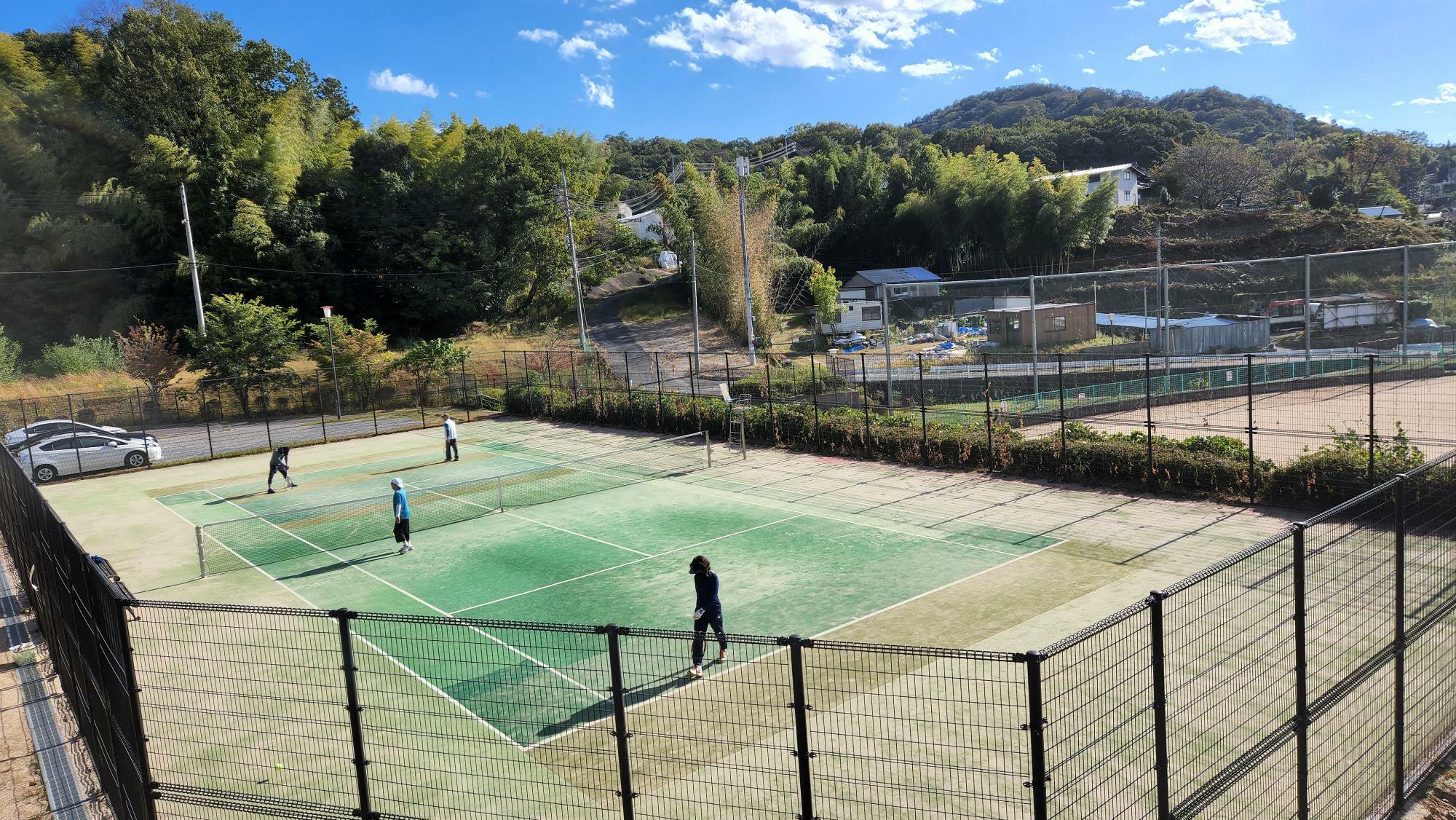 テニスコートではテニスを楽しんでいる人たちがいました。