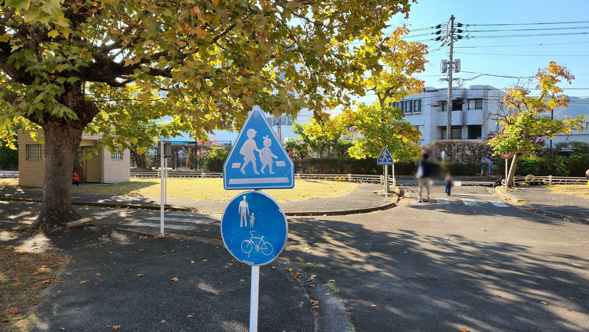 園内には様々な道路標識が設置されている。お子さんにとって学びのポイントにもなります