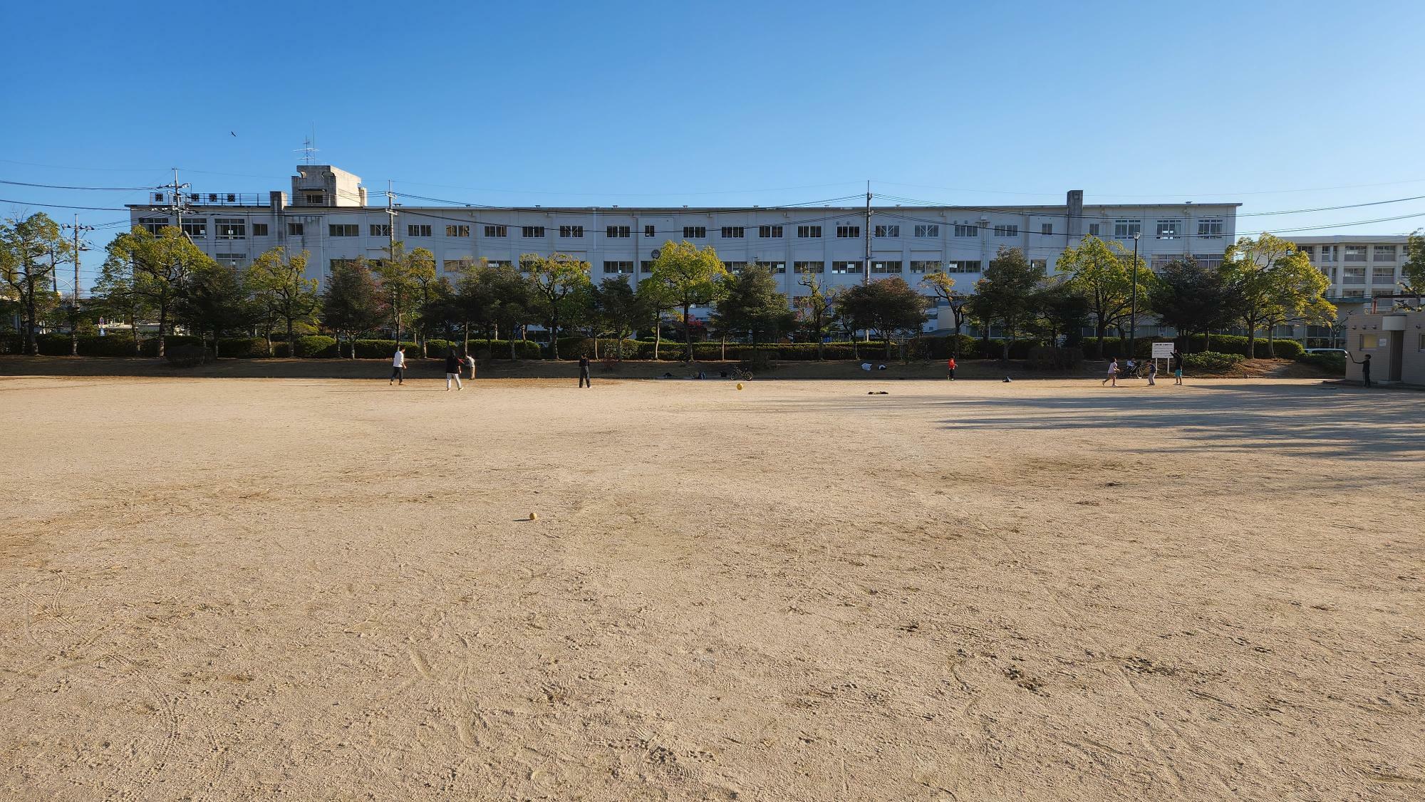 広々とした広場ではボール遊びなど思いきり体を動かす遊びができる。公園の隣には井口中学校がありました。