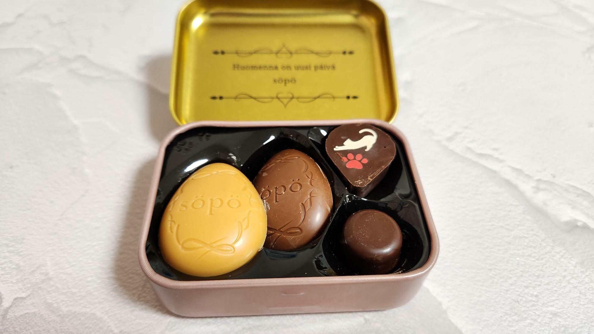 左からからキャラメル風味のチョコ・ミルクチョコ・プリントチョコ・プチショコラの4種類のチョコが収められていた。