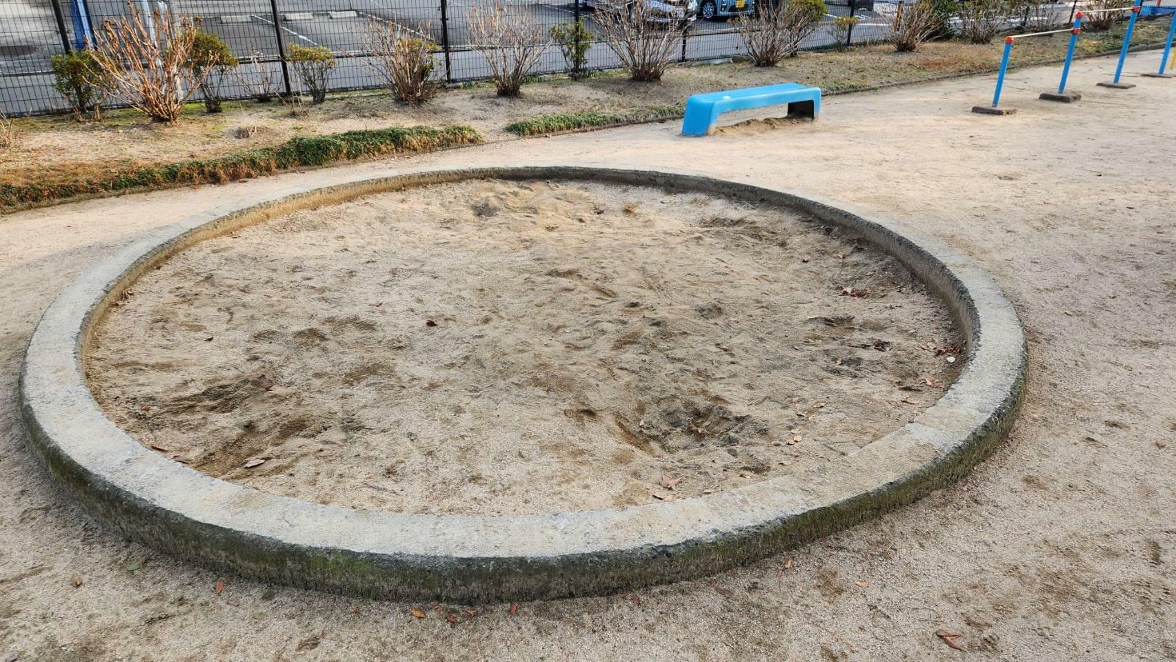 最近、砂場を使用することができない公園も増えてるそう。横川第二公園には円形の砂場がありました。