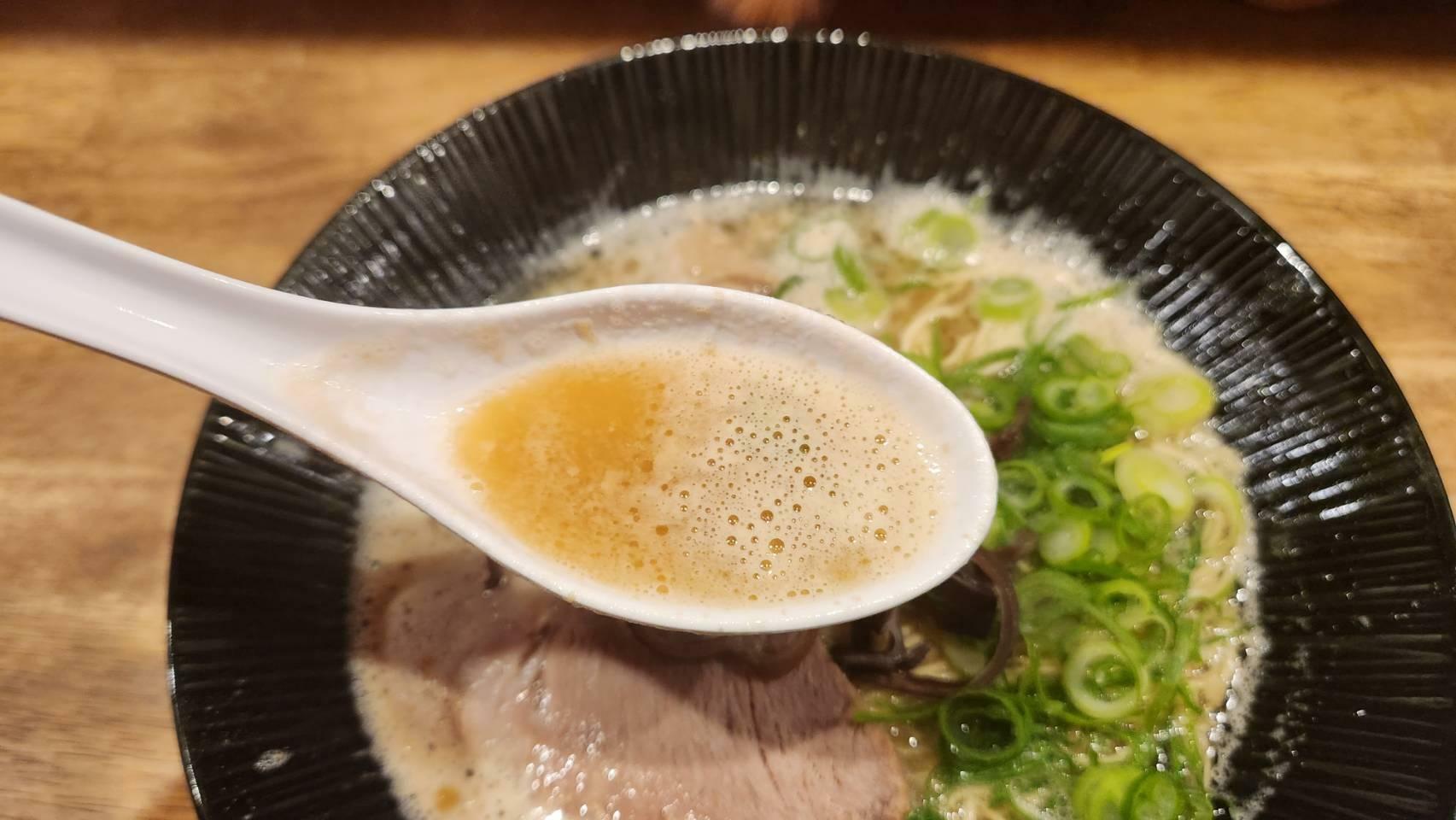 透き通った綺麗なスープ。しっかりと豚骨の旨味を感じるこのスープが美味いんですよ。