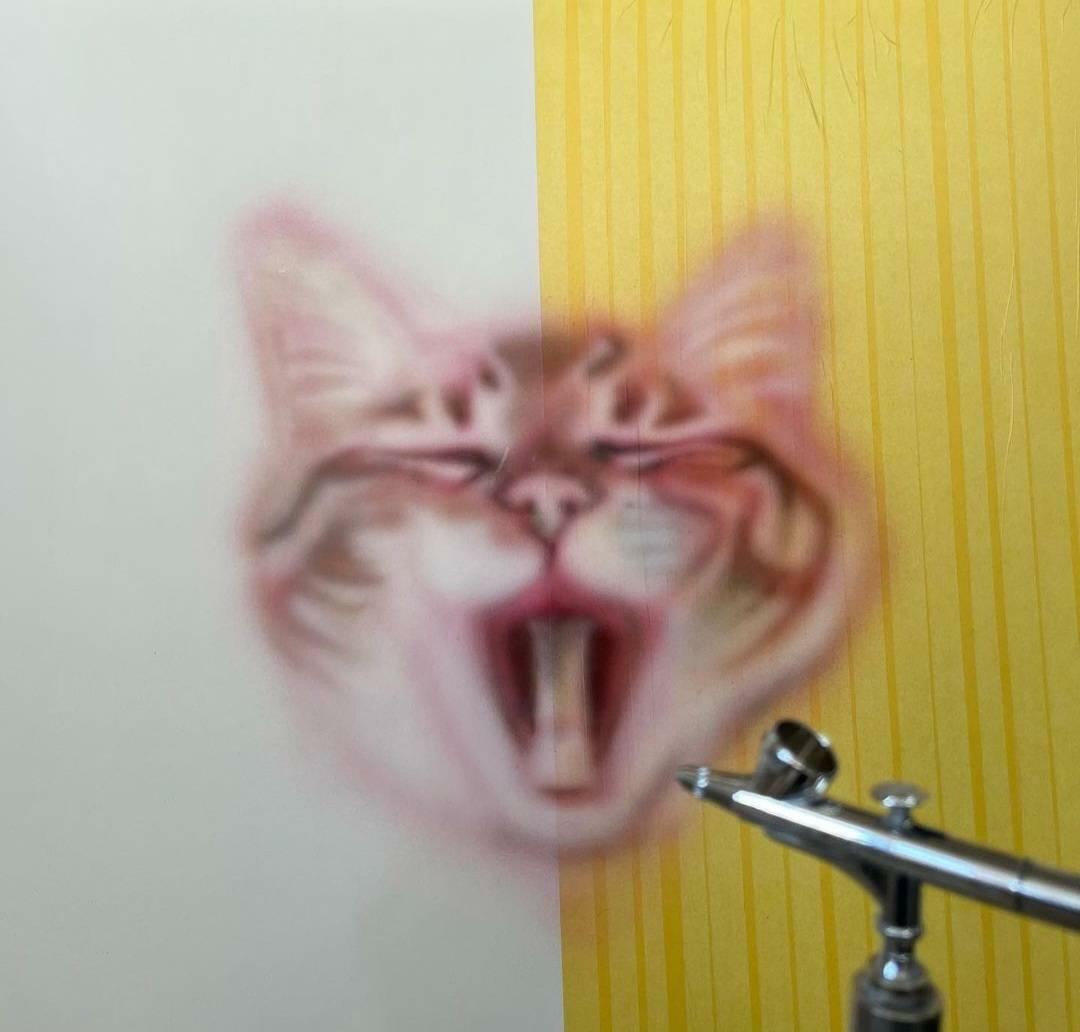 エアブラシを使って描かれた猫のアート。繊細でリアルに描かれている。