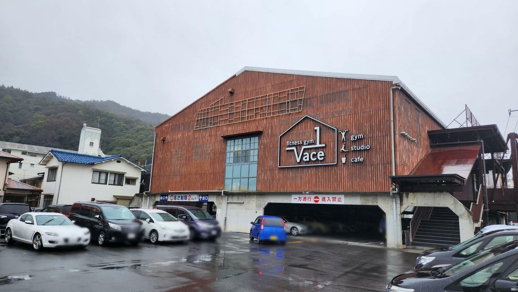 Vace1大町店は巨大な倉庫？と思ってしまうような外観。