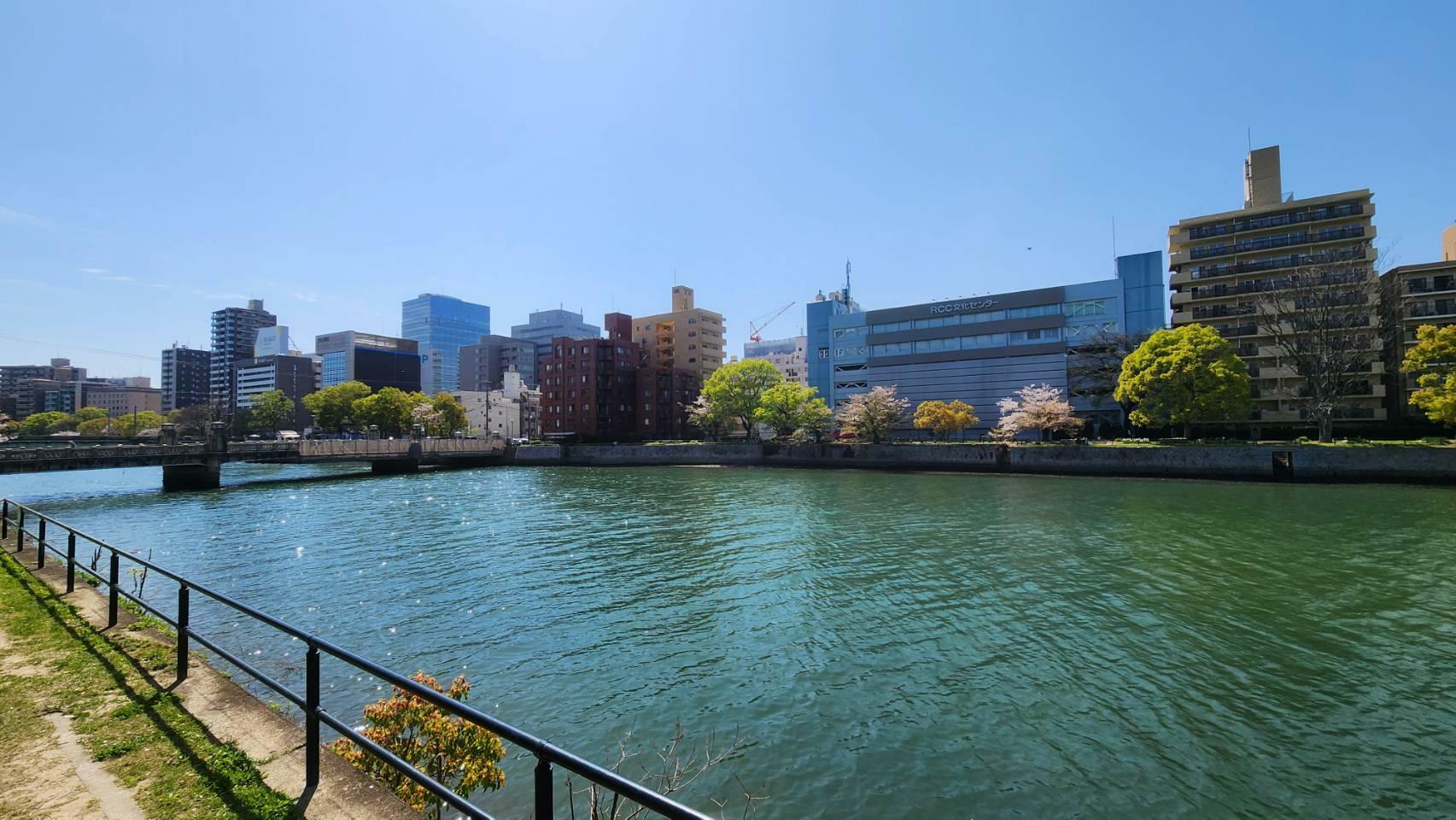 京橋川は太田川支流で、大芝橋で分岐。広島駅近くで猿猴川と合流し、吉島から出島を通り広島湾へ流れていくそう。