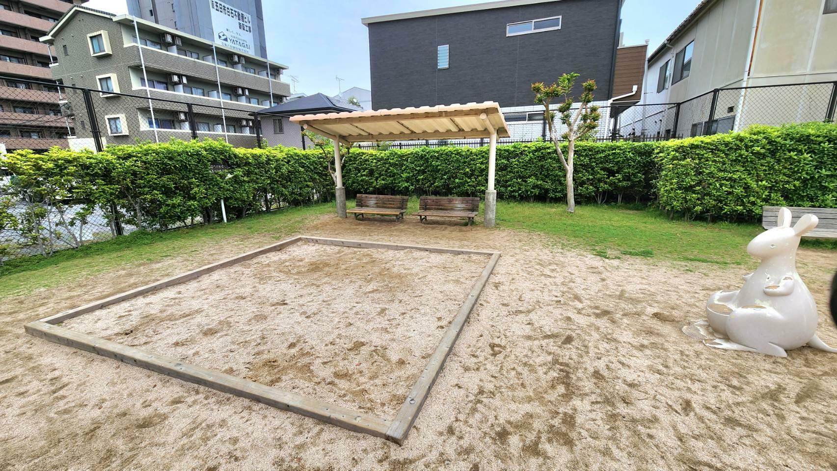 砂場の近くには、屋根付きのベンチがあり日差しが強いときでも安心です。