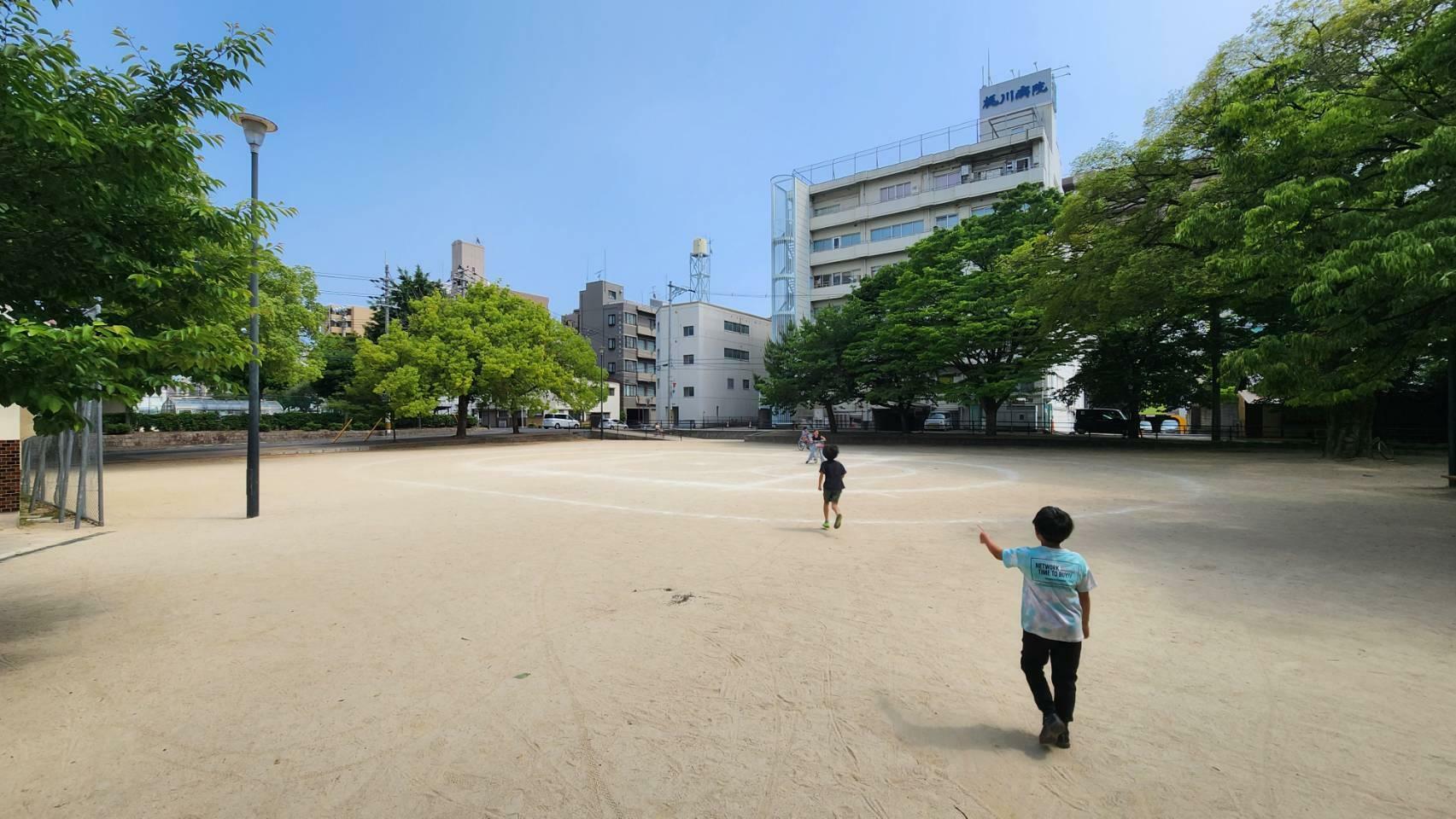広々とした広場で子どもたちが元気いっぱいに遊んでいる姿が印象的でした。