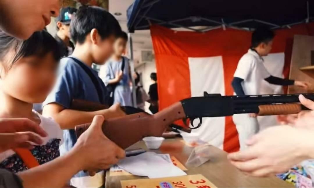 射的を楽しむ子どもたち。中央第一公園では、ステージの催しや、縁日としてくじ引き、射的、子ども花火などが楽しめる。佐世保バーガーや、から揚げなどの屋台の出店も魅力的です。