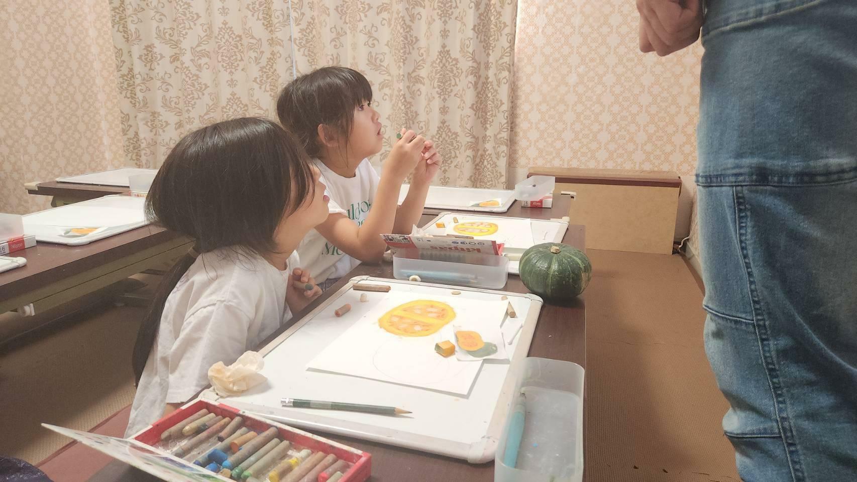 集中して平賀先生の話を聞く子どもたち