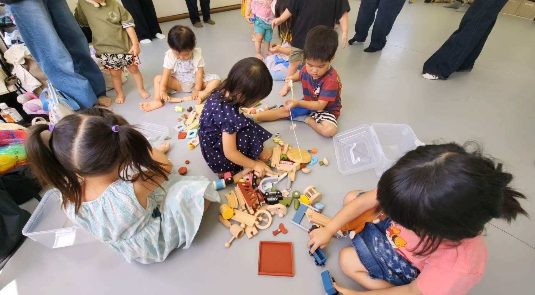 ママさんたちがダンスの練習に打ち込む間、子どもたちはおもちゃで遊んでいる。