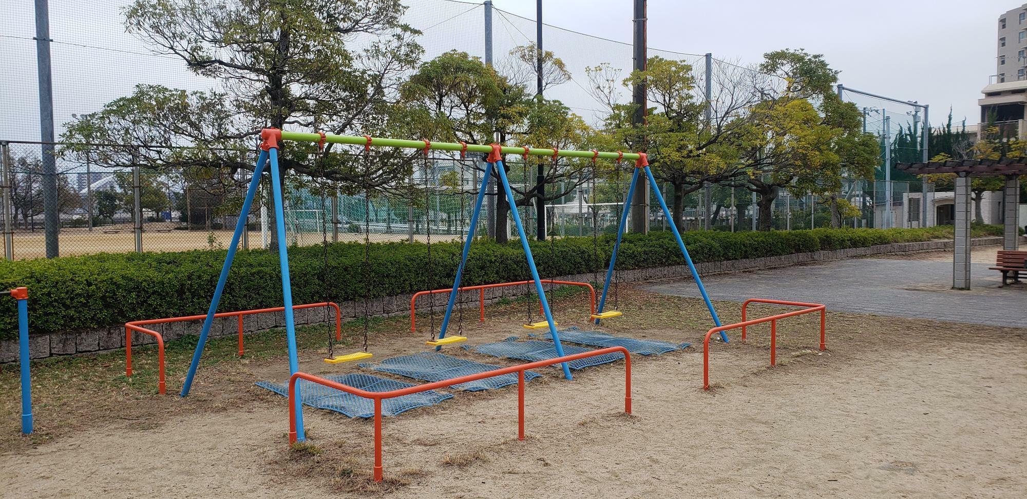 公園内には四人掛けのブランコが2ヶ所設置されている。