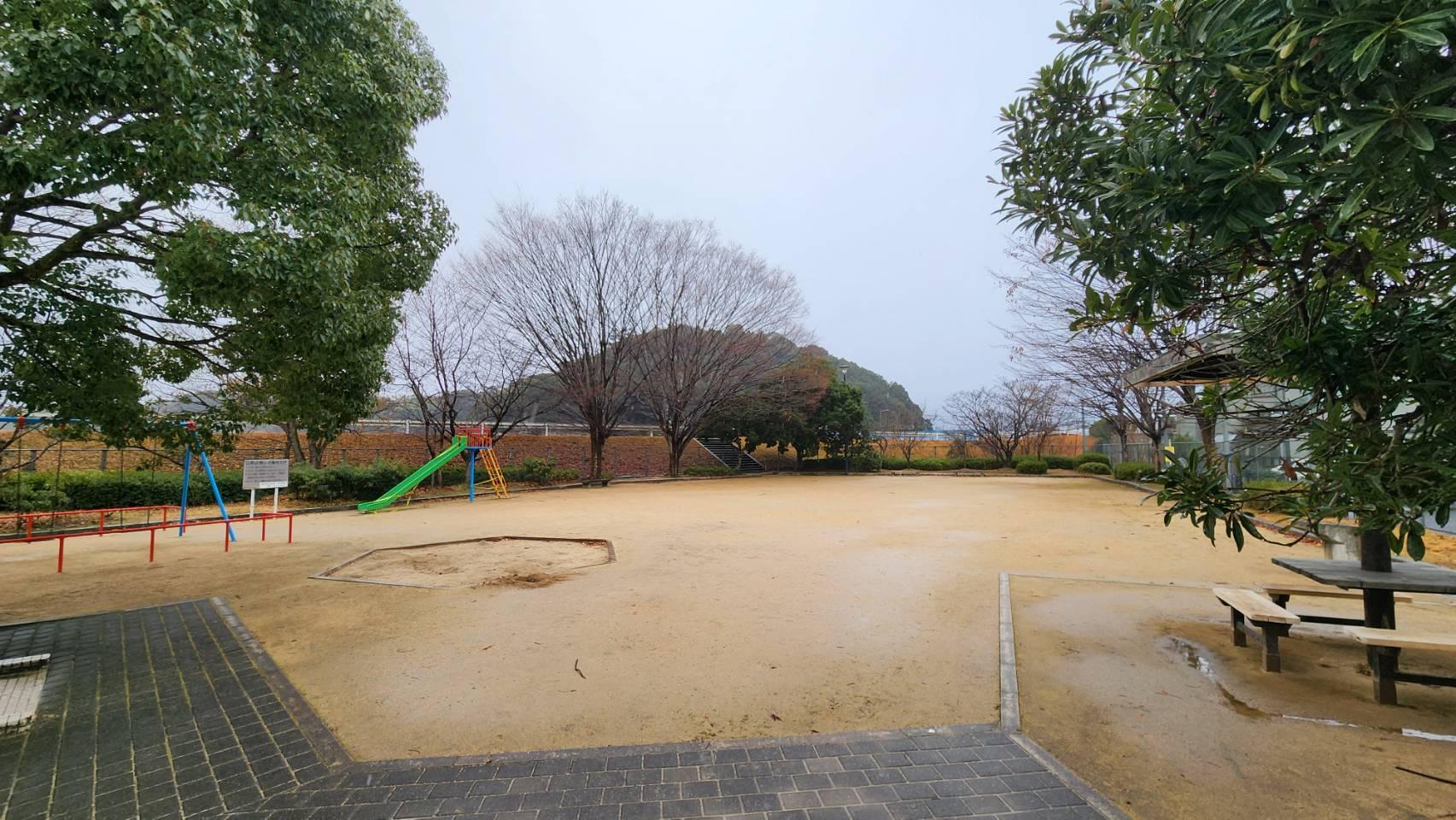 公園内は木々が多く緑豊か。