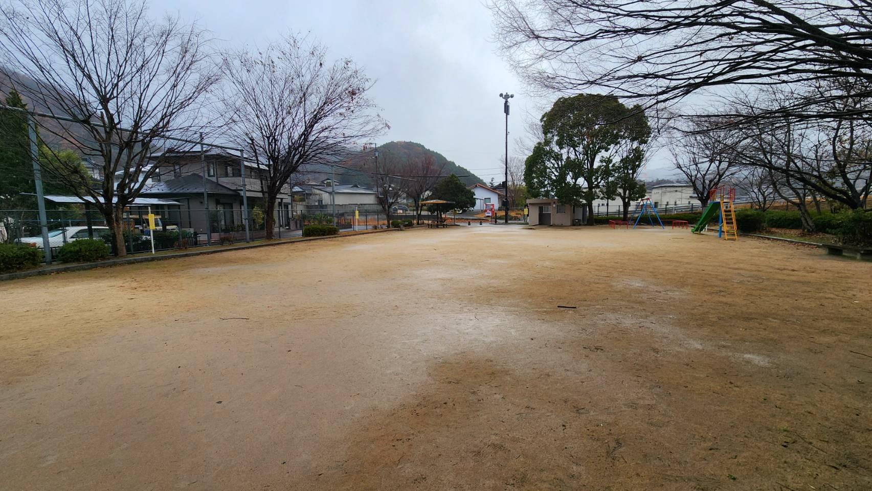 公園内には子どもたちが思いきり体を動かして遊べる広場もあります。