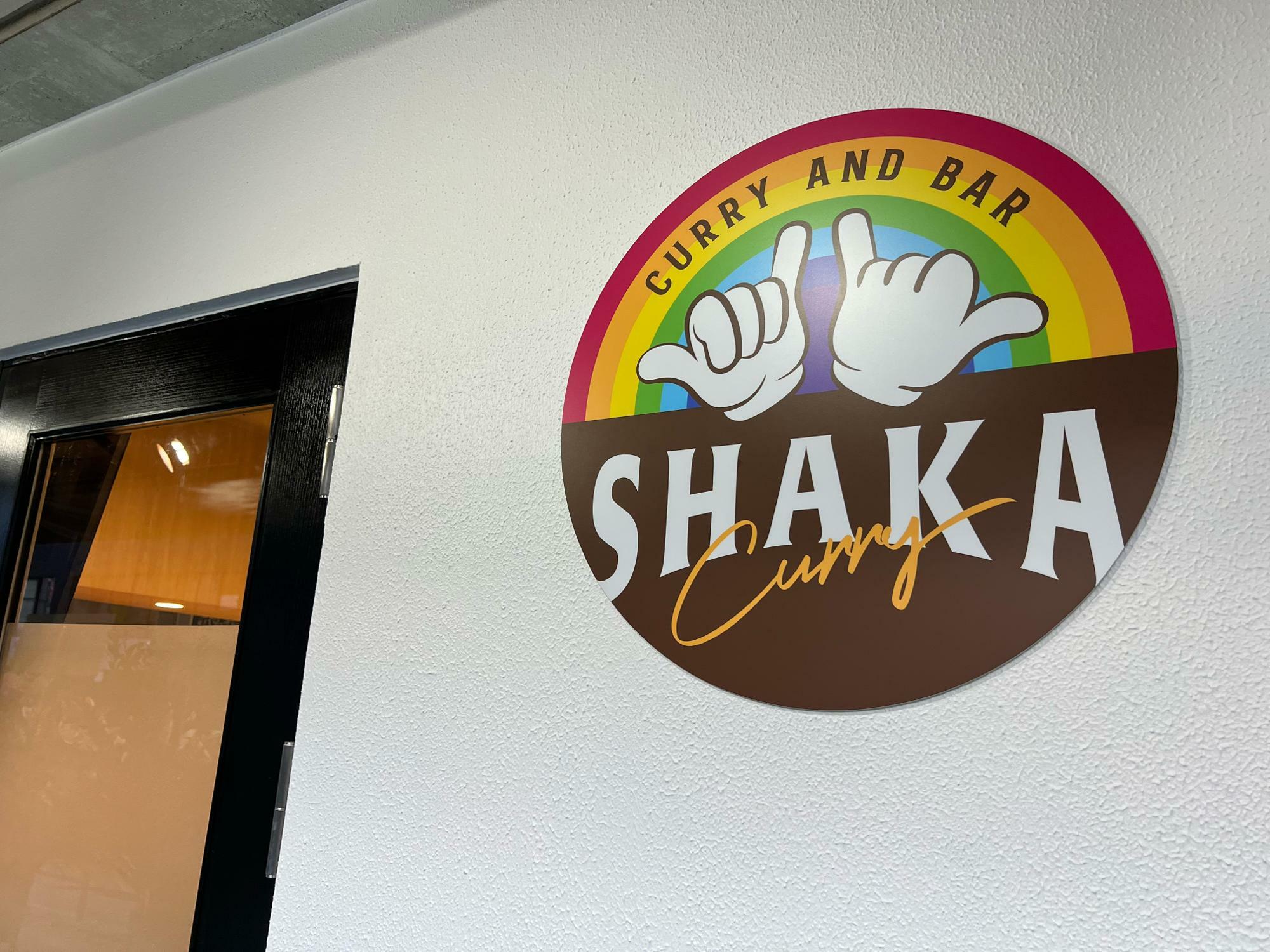 ハワイのハンドサイン「シャカ」がロゴと店名に。「やったね！」「頑張ろう！」などポジティブな意味が込められているそうです。