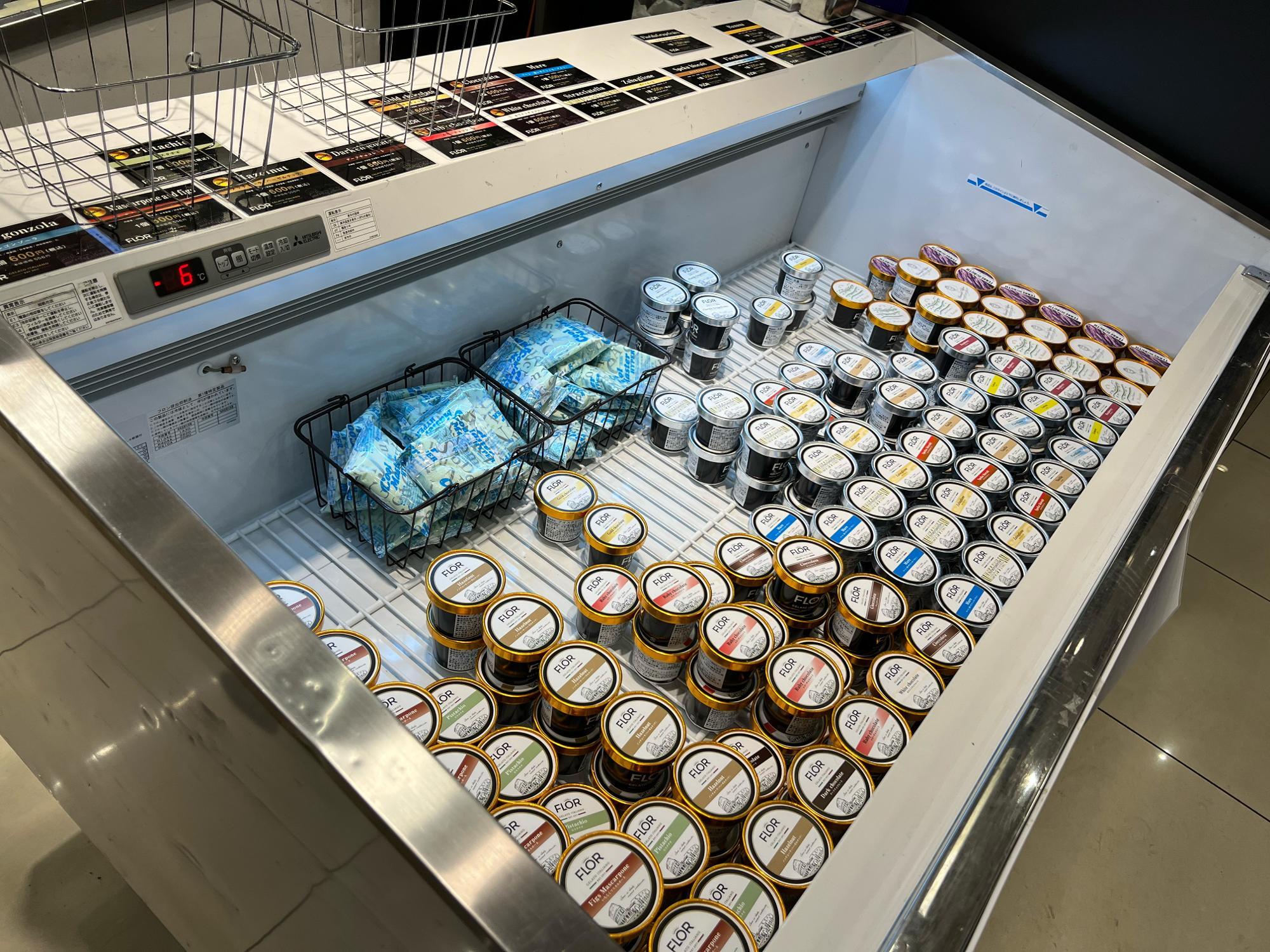 テイクアウト用カップ 500円〜。保冷剤・保冷バッグは無料サービス。
