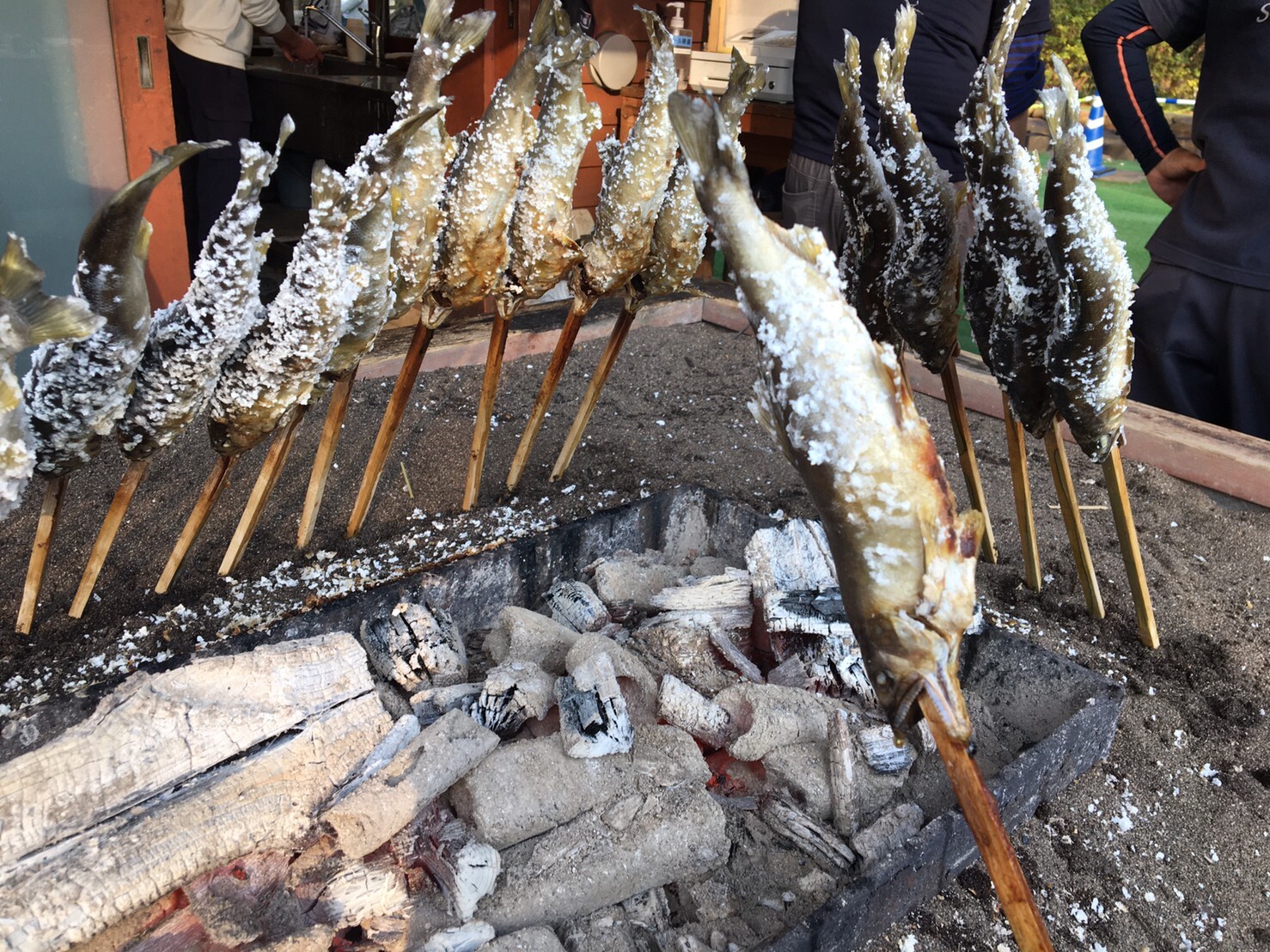 手ぶらでOK！釣ったその場で焼きたての川魚が食べられる…！