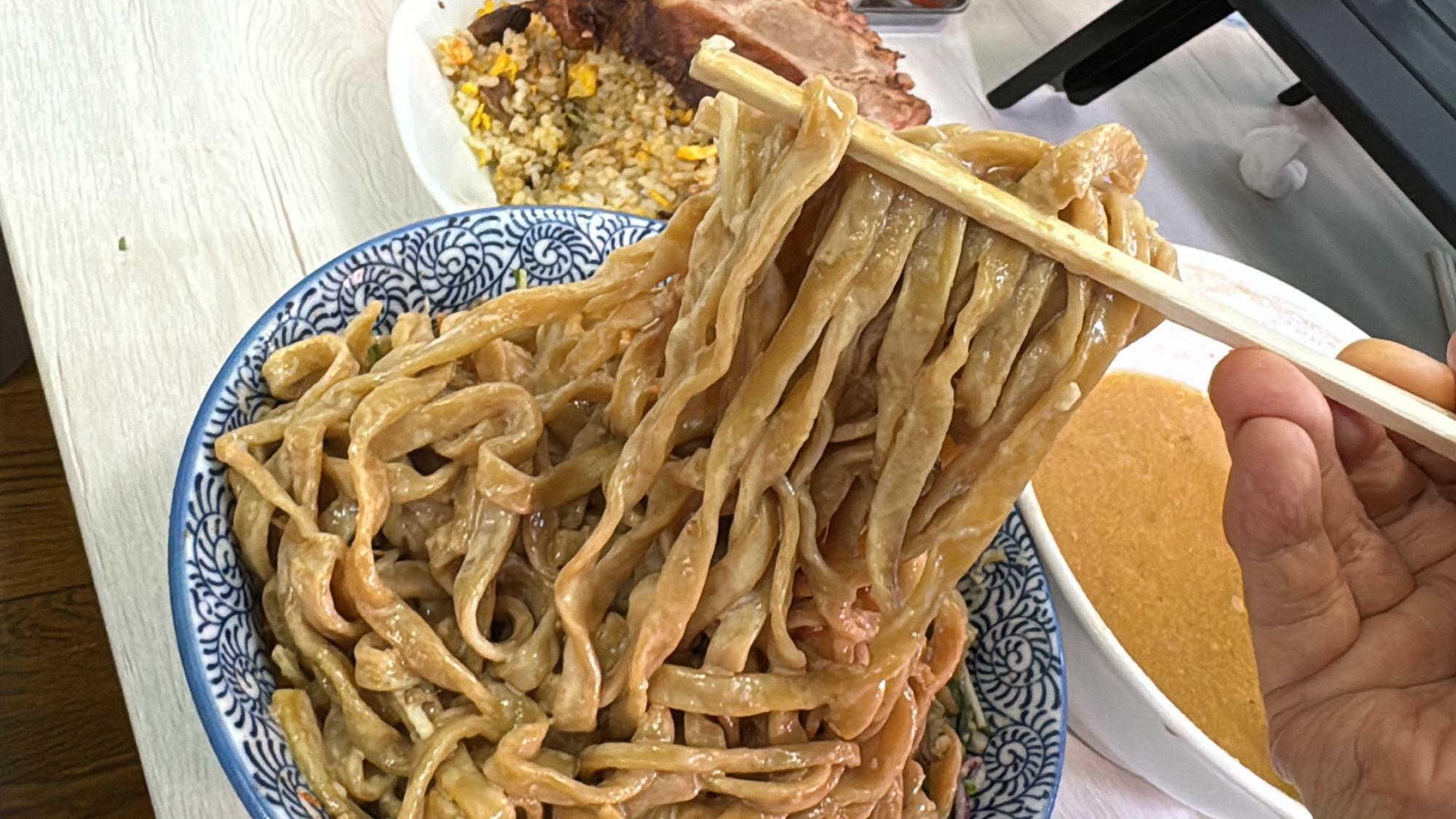 Akkeyラーメン夏限定冷やし中華極太麺リフト