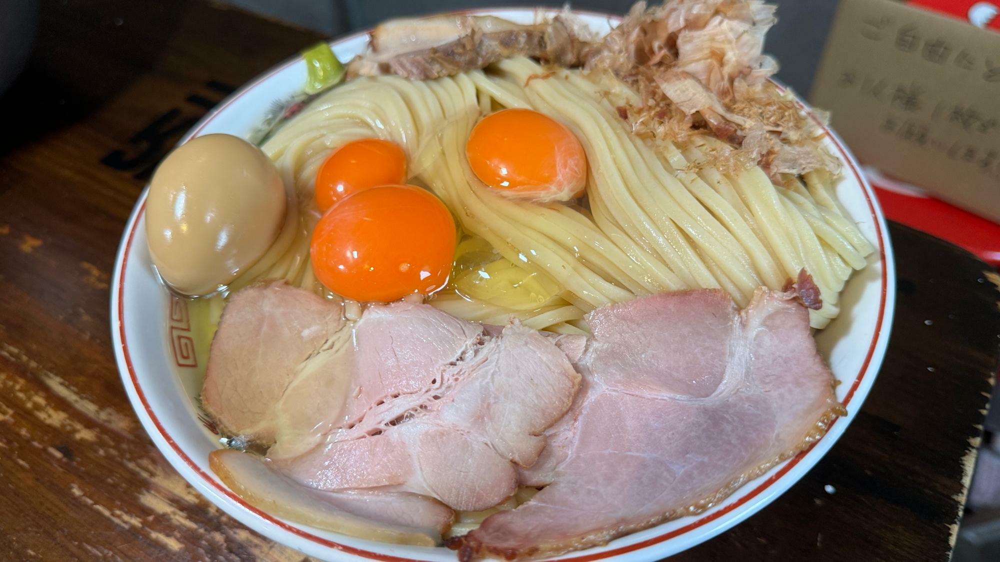 味玉肉増しTKM特盛り生卵2コ追加盛り付け