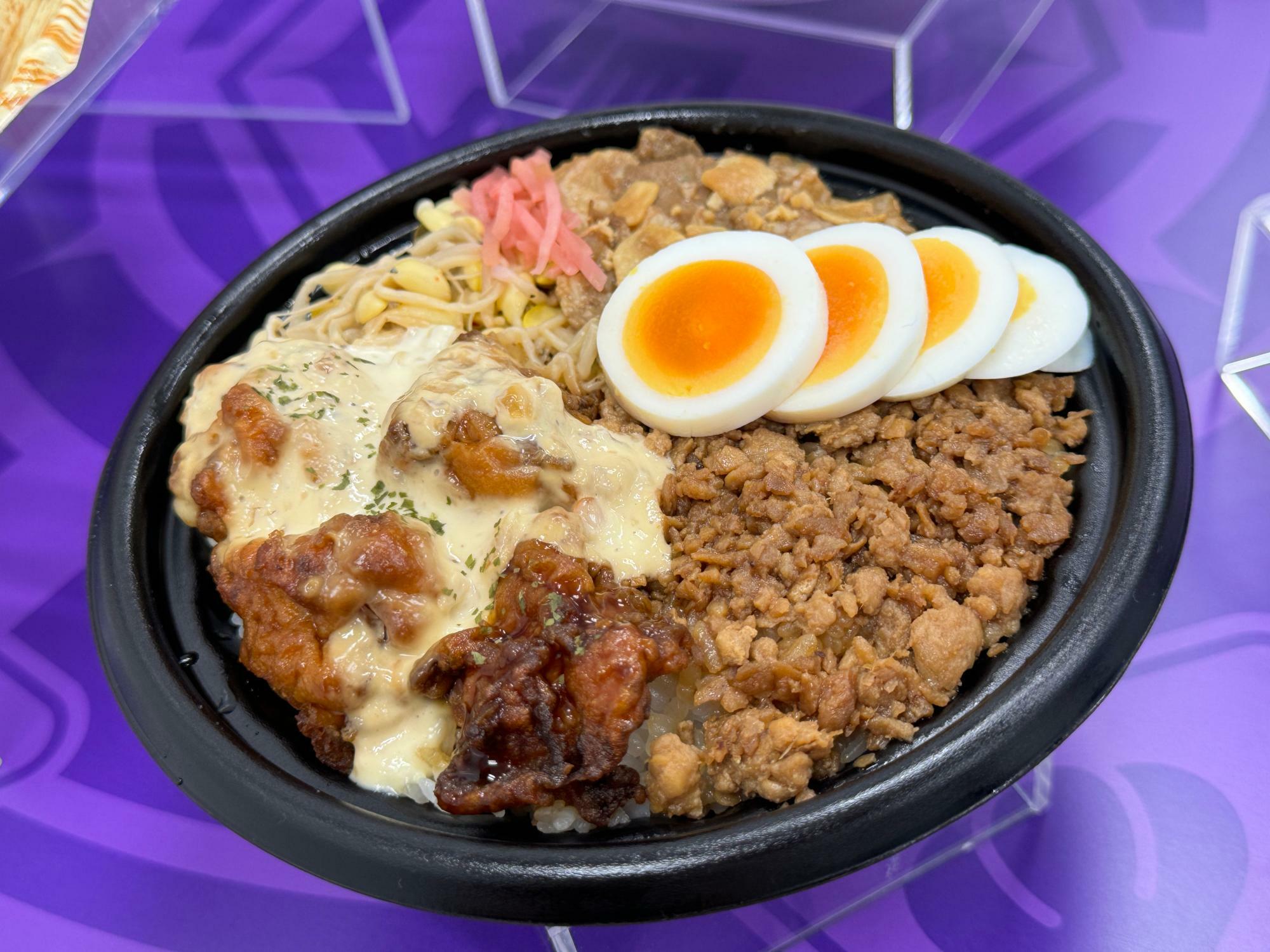 ファミリーマート背徳メシ大盛ごはん！タルタルから揚げ＆にんにく豚焼肉丼