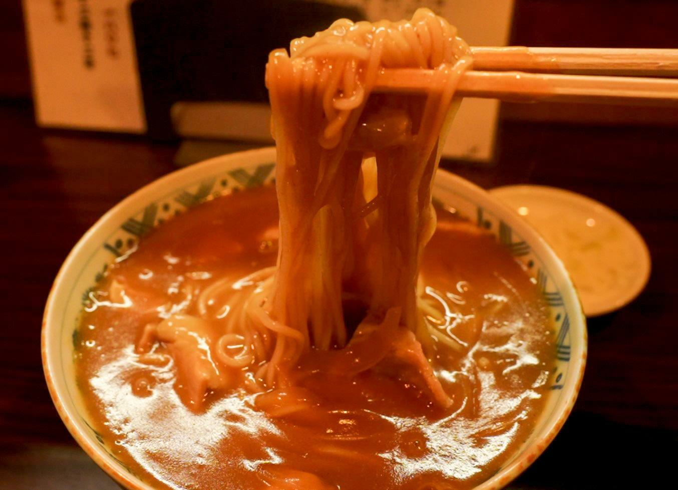 具は肉と玉ねぎのみ。出汁のきいた甘めの汁に蕎麦がよく絡んでいます。