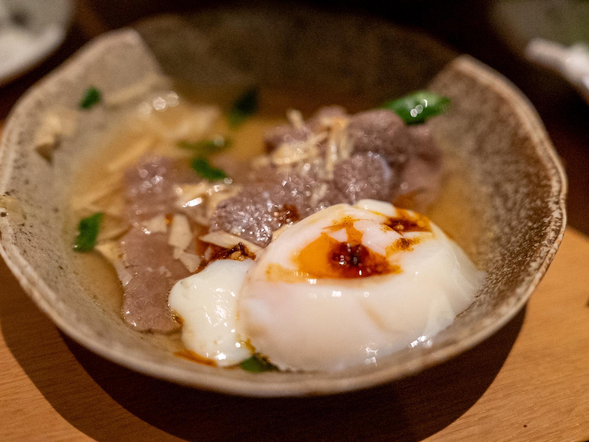 ベースがシンプルな味付けだからこそ、味変を行うことで、味覚を刺激する多様な風味を味わえるのが魅力。