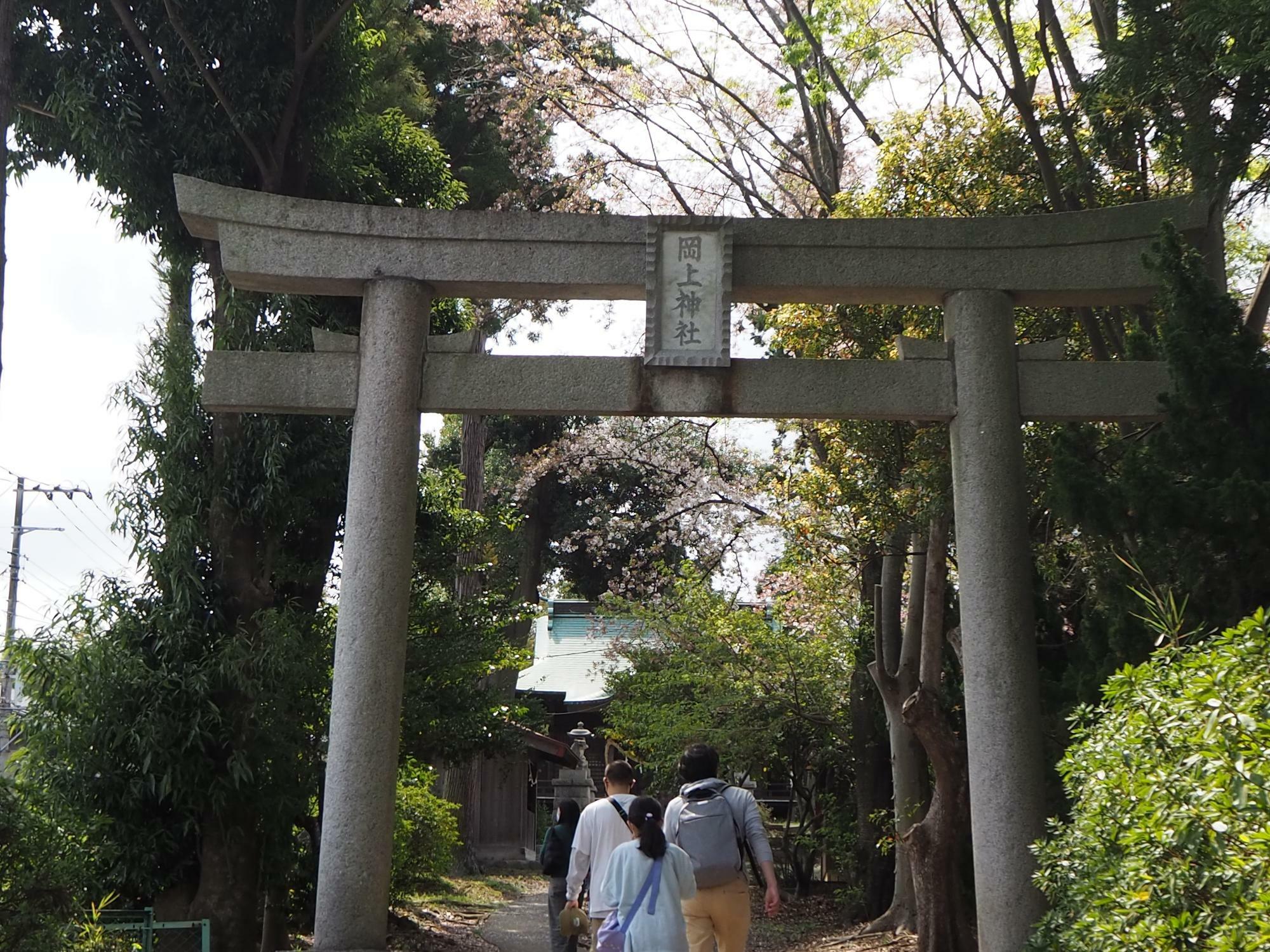 初詣の時期には行列もできる岡上神社。