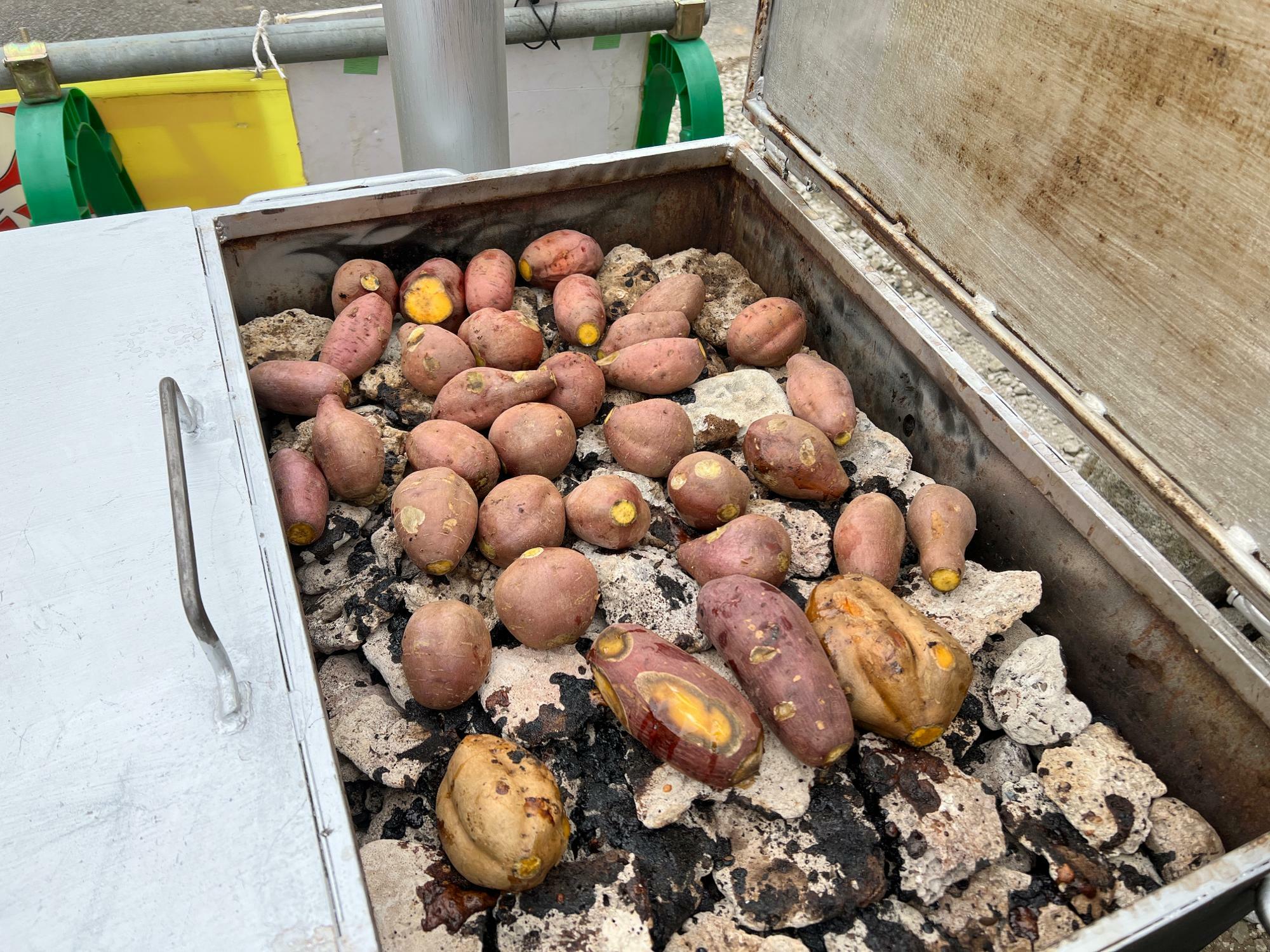 石焼窯の中を見せていただいたところ、蜜がたっぷりの美味しそうな芋がズラリ。