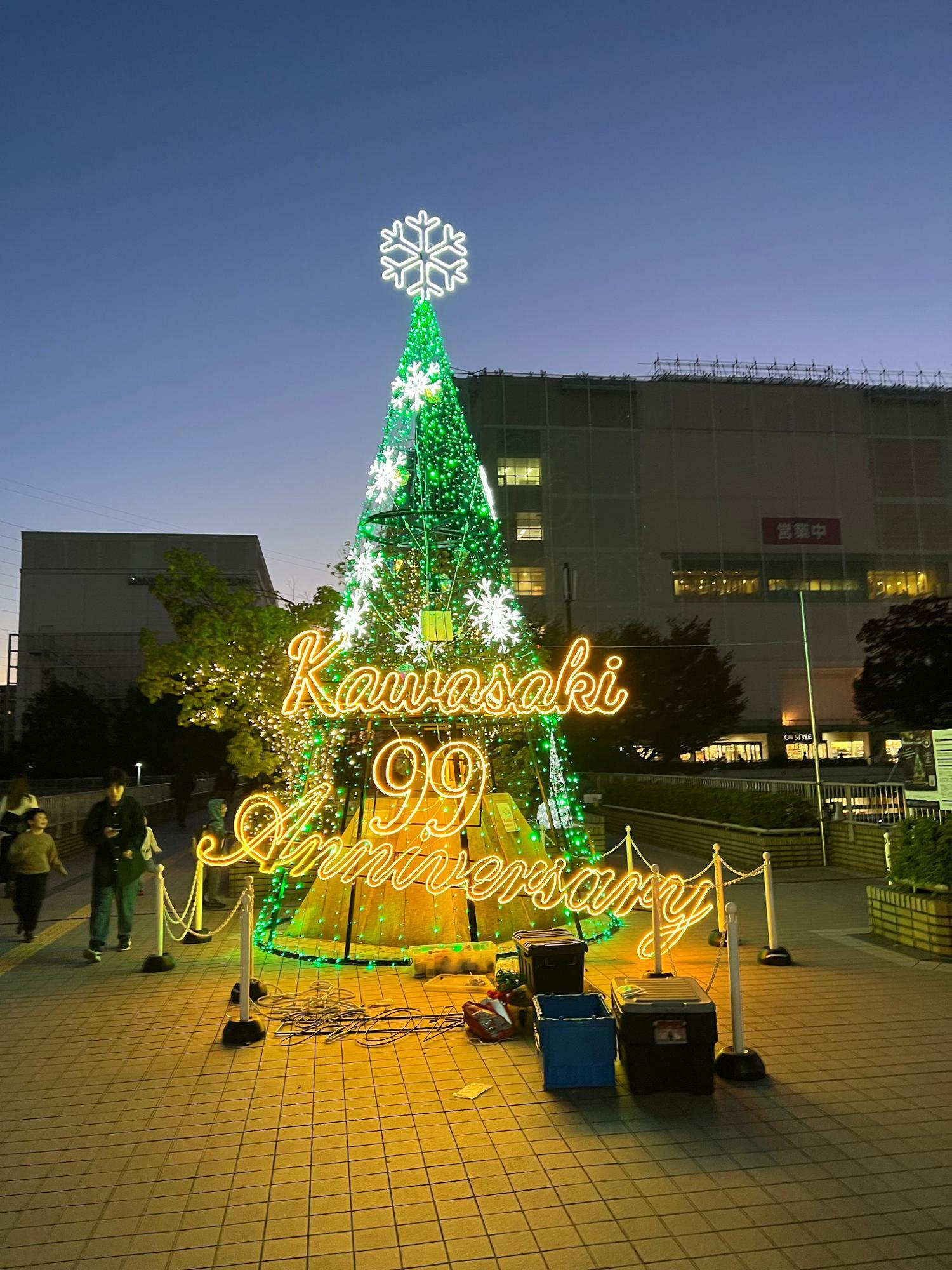 今年のツリーのテーマは「KAWASAKI 99」。市制100周年に向けて“99”の文字が輝きます（本番では“99th ”となるそうです）。