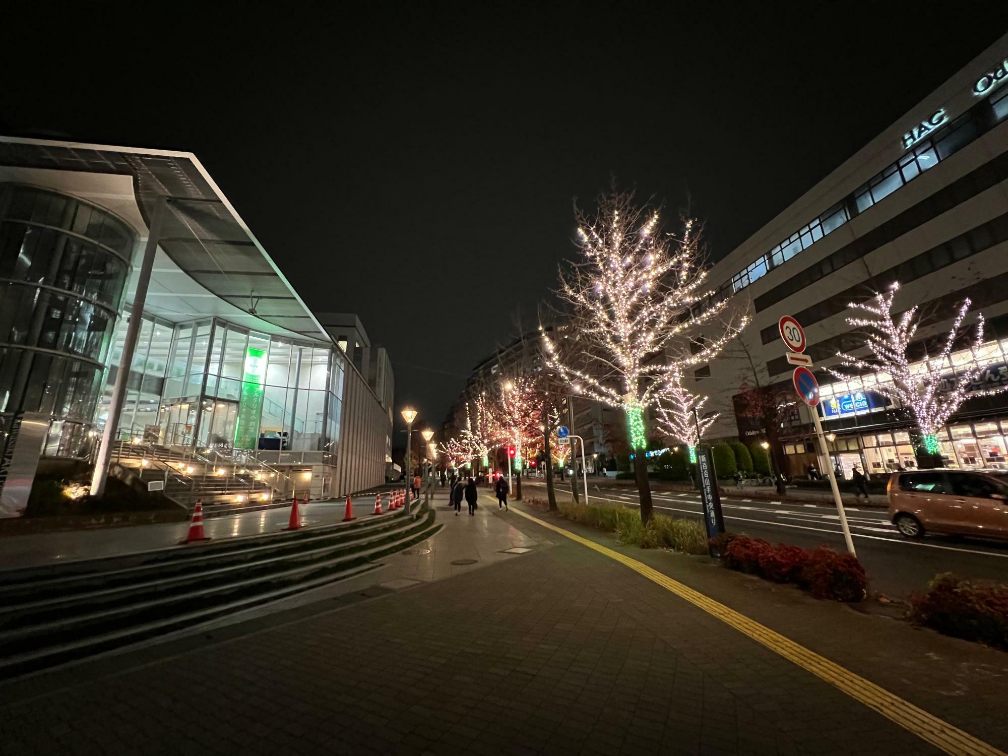 川崎市アートセンターの通りは、車で行き交う人たちを楽しませる