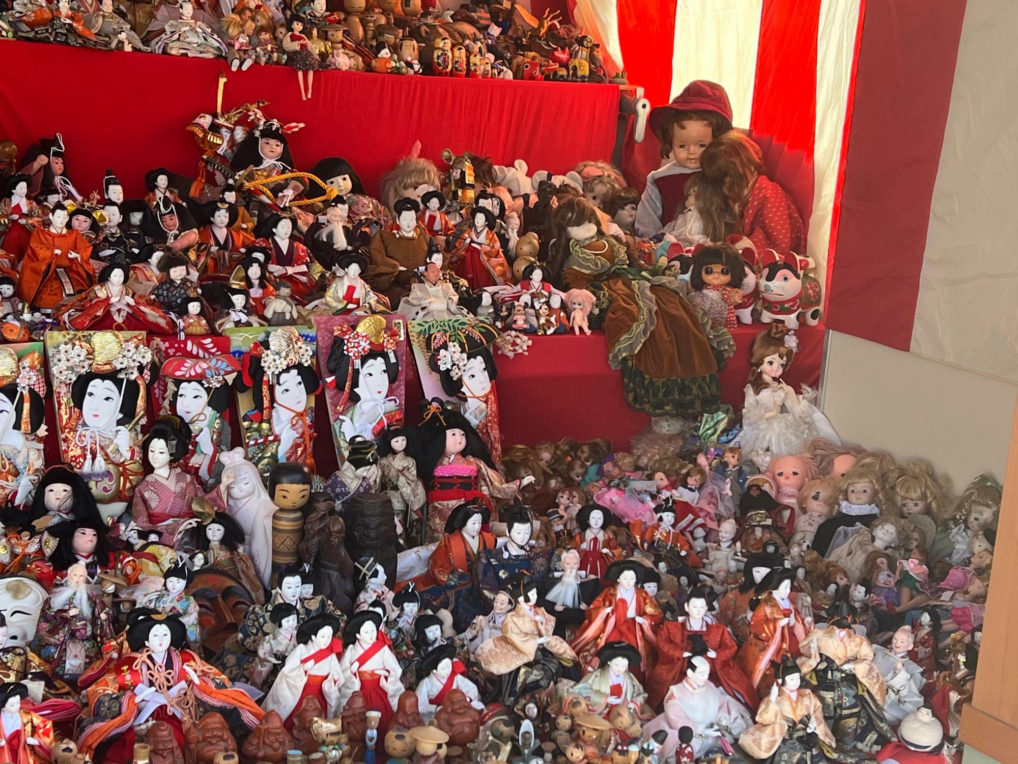雛人形や五月人形がほとんどですが、中には羽子板や、こけし、海外の人形も