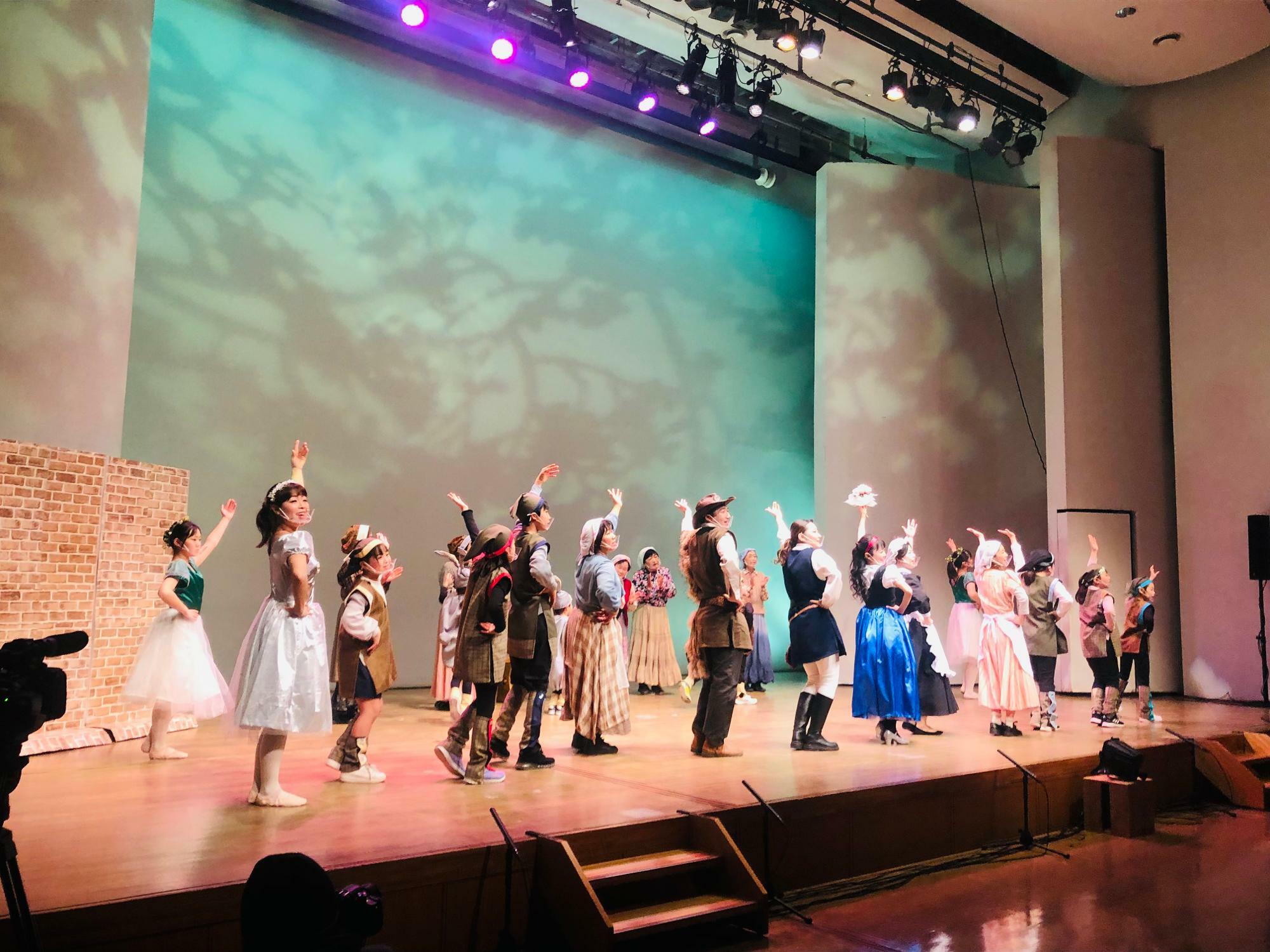 2023年2月公演「劇団明野ミュージカル」のミュージカル「白雪姫」の模様