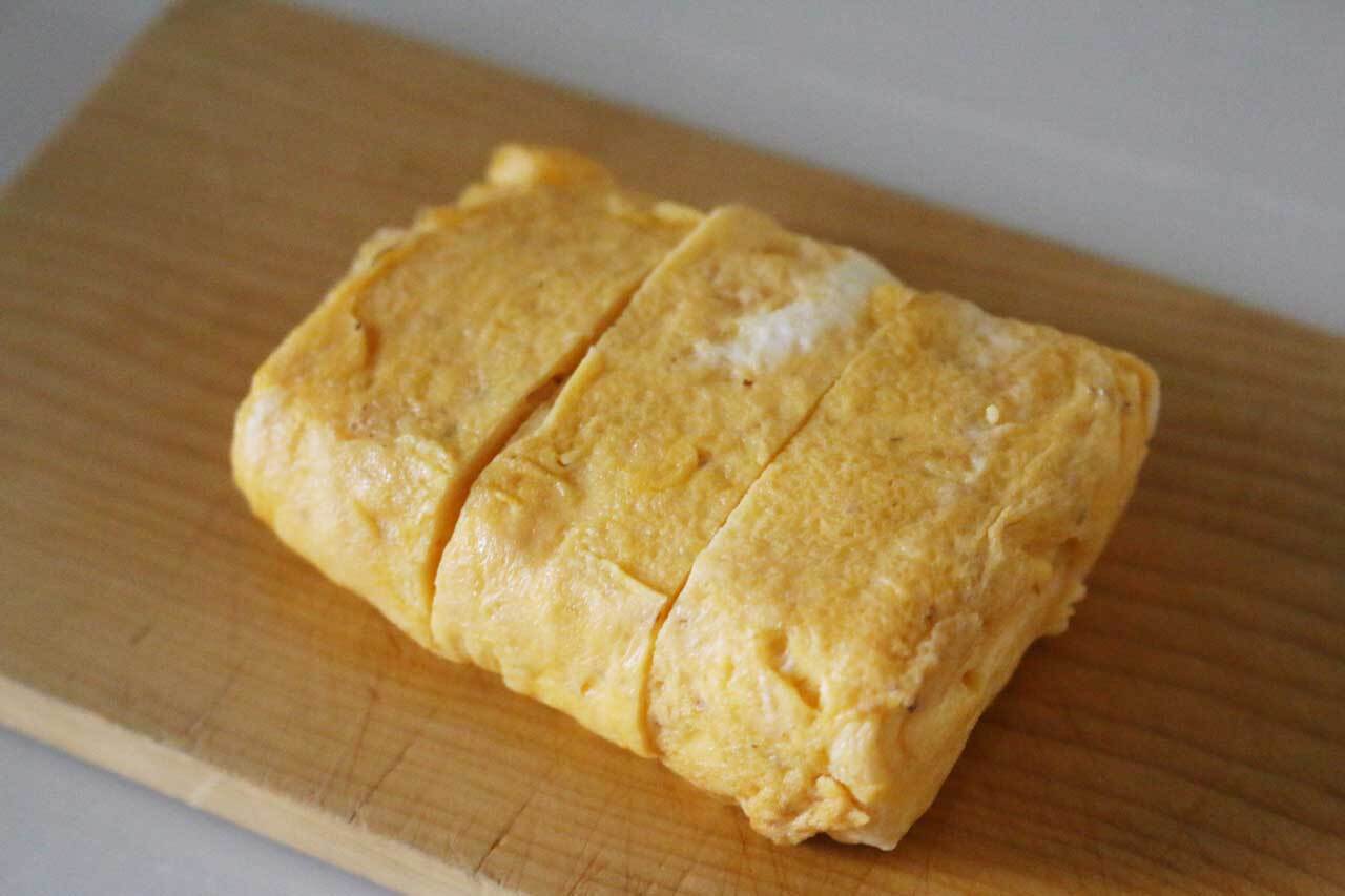 ⑨卵1個で厚焼き玉子焼きの完成!お好みの幅にカットしてね。