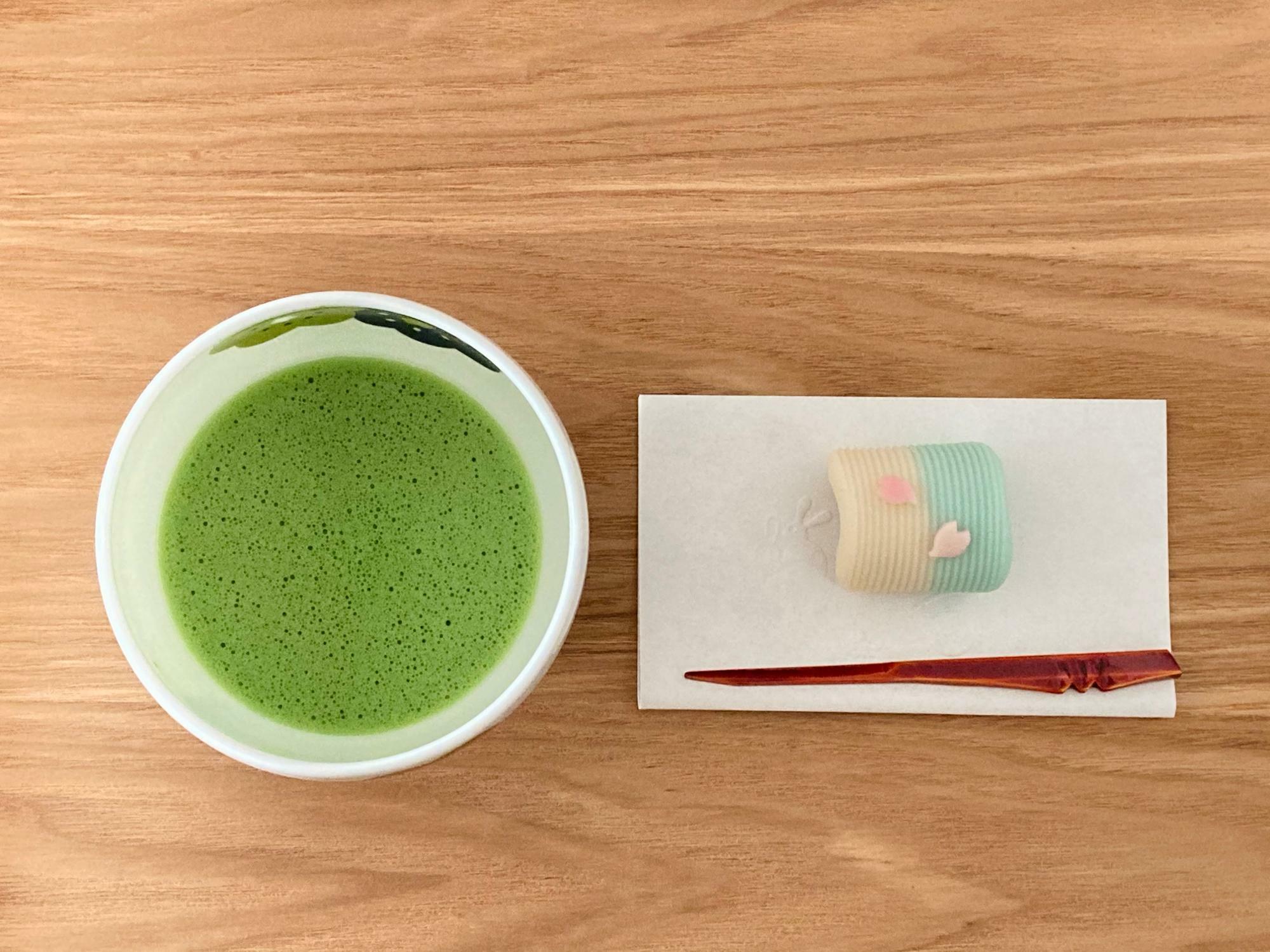 「薄茶（うすちゃ）」茶道では干菓子など小さいお菓子をいただいてから飲みますが、写真は春の練り切り。