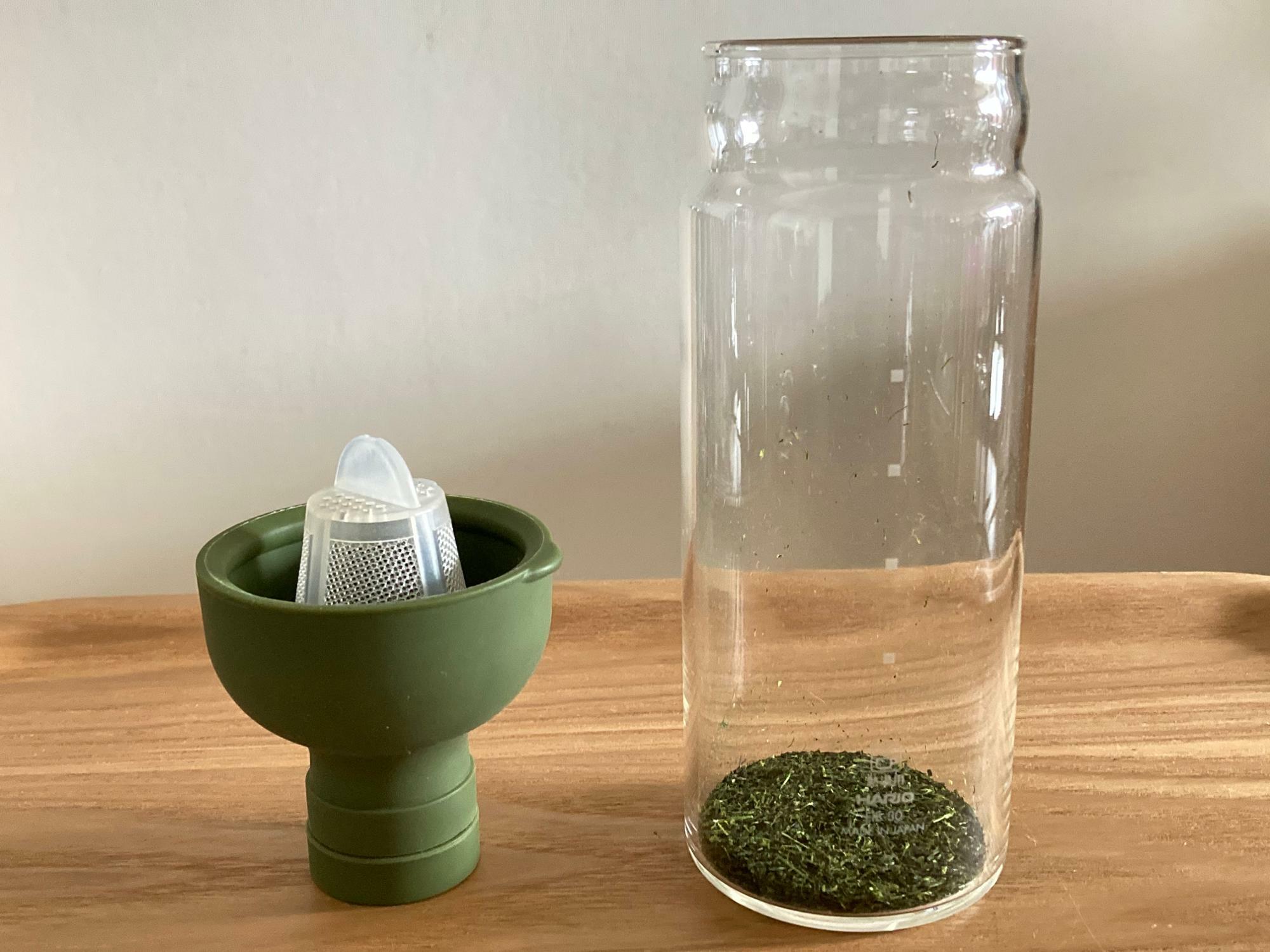 写真のボトルは水出し茶専用ボトルのハリオ「フィルターインボトル」。シリコンのキャップに茶こしが付いています。本体は耐熱ガラス製。