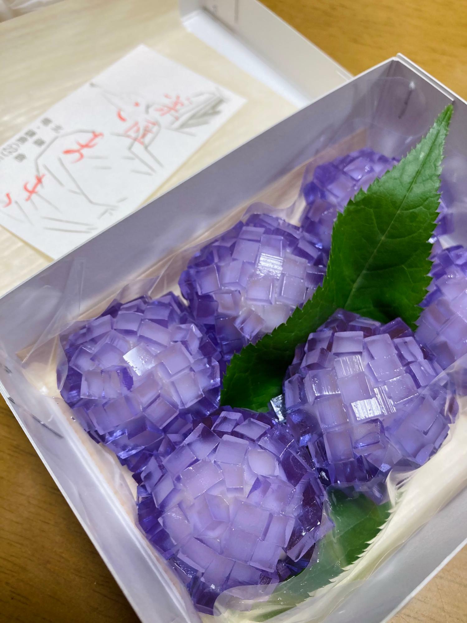帰宅まで揺れたり斜めになったりしながらも、紫陽花の和菓子は無事でした。
