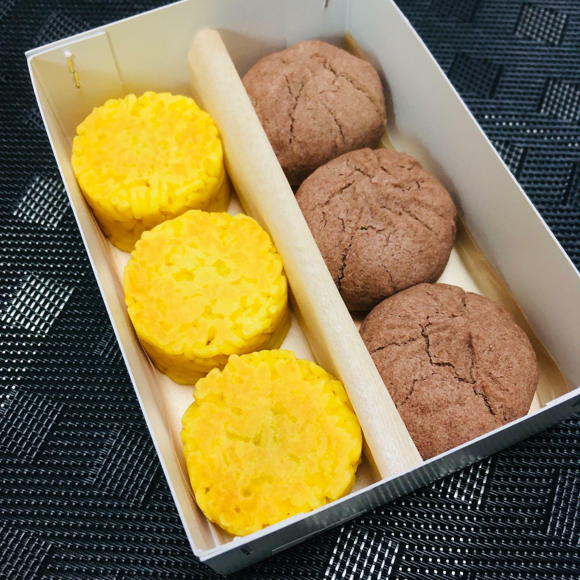 黄味餡を使った「秋の山」という和菓子ともう一種。