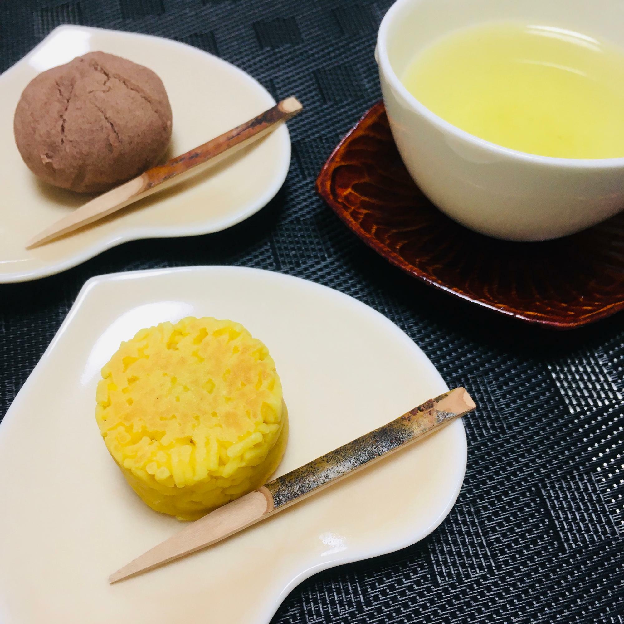 煎茶とともに。どちらも上品でとてもおいしかったです！四季折々の和菓子もぜひ。