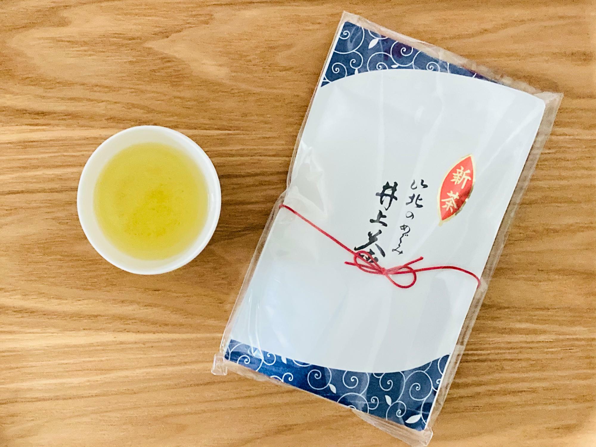 今年の井上さんの新茶。無被覆の普通煎茶。自然で優しい味わい。パッケージの中には生産者からのメッセージと、お茶のいれ方のリーフレットも入っています。