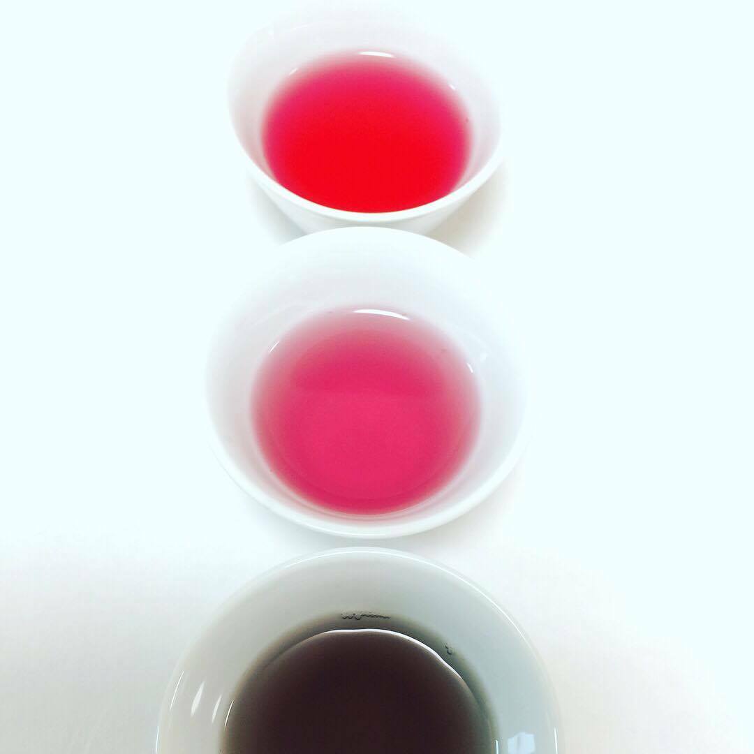そもそも緑茶の色ではない紫色の茶液（下）から、色の変化が楽しめる日本茶「サンルージュ」。ハイビスカスなどは入っていませんよ！