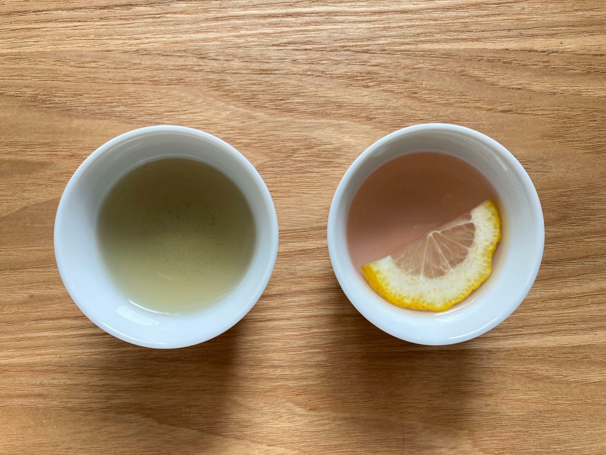 薄めにいれた茶液（左）とレモンを加えた茶液（右）