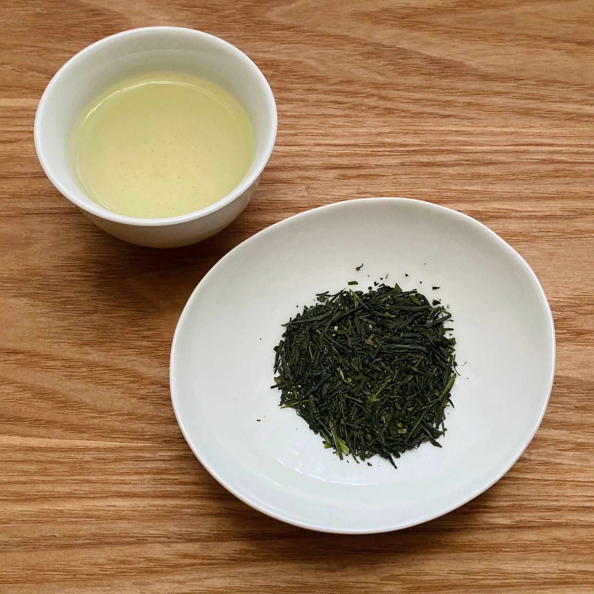 茶葉は普通煎茶。薄い黄色い水色（すいしょく）で、香りも味も柔らかさの中に力強さを感じます。