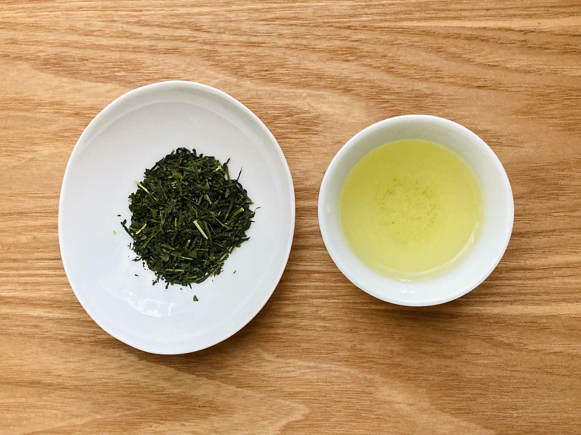 煎茶「秀峰」昔ながらの普通蒸し煎茶。ほっとする香りと味わいです。